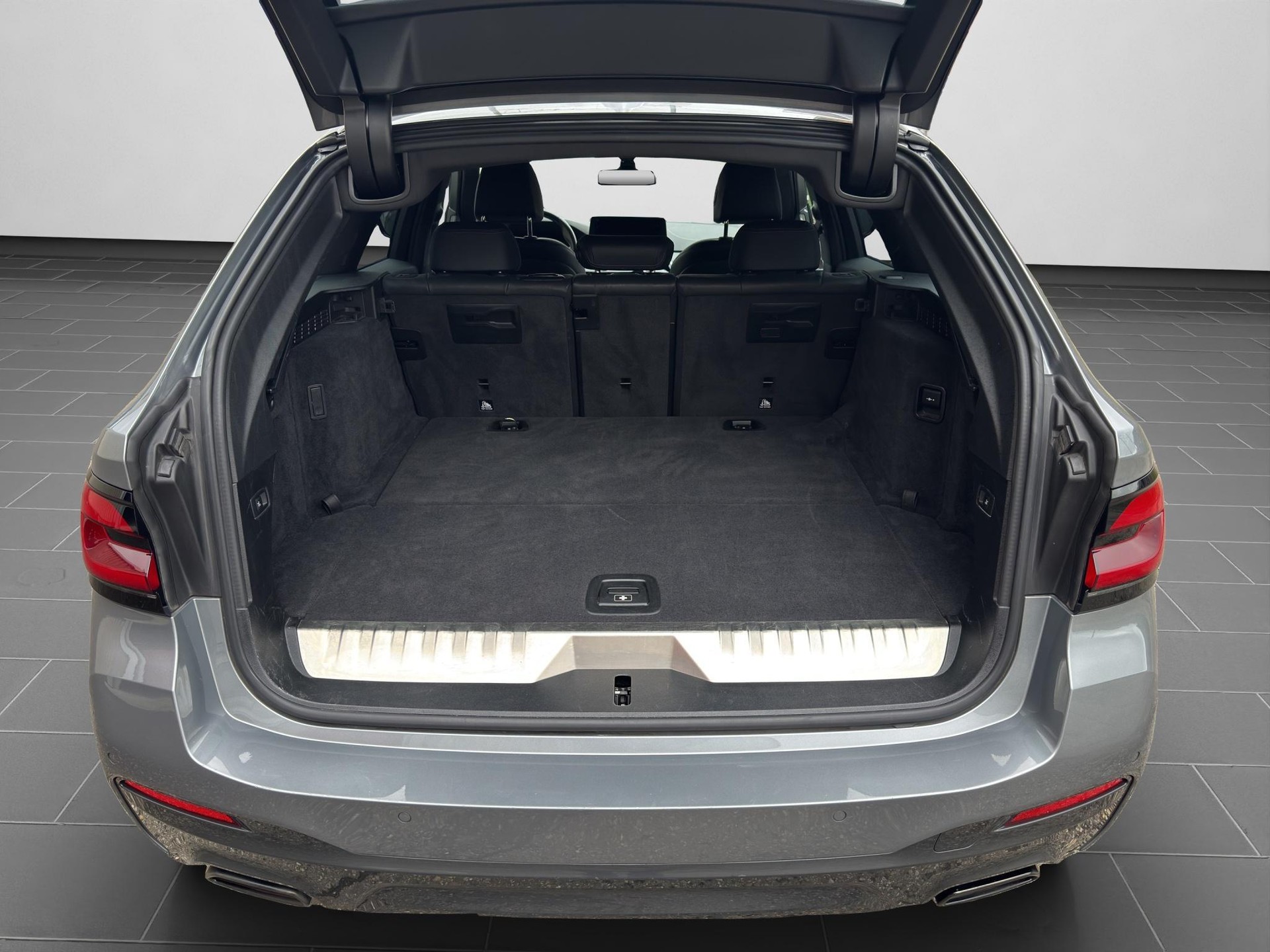 BMW 530e xDrive M-Sport Steptronic-image-14