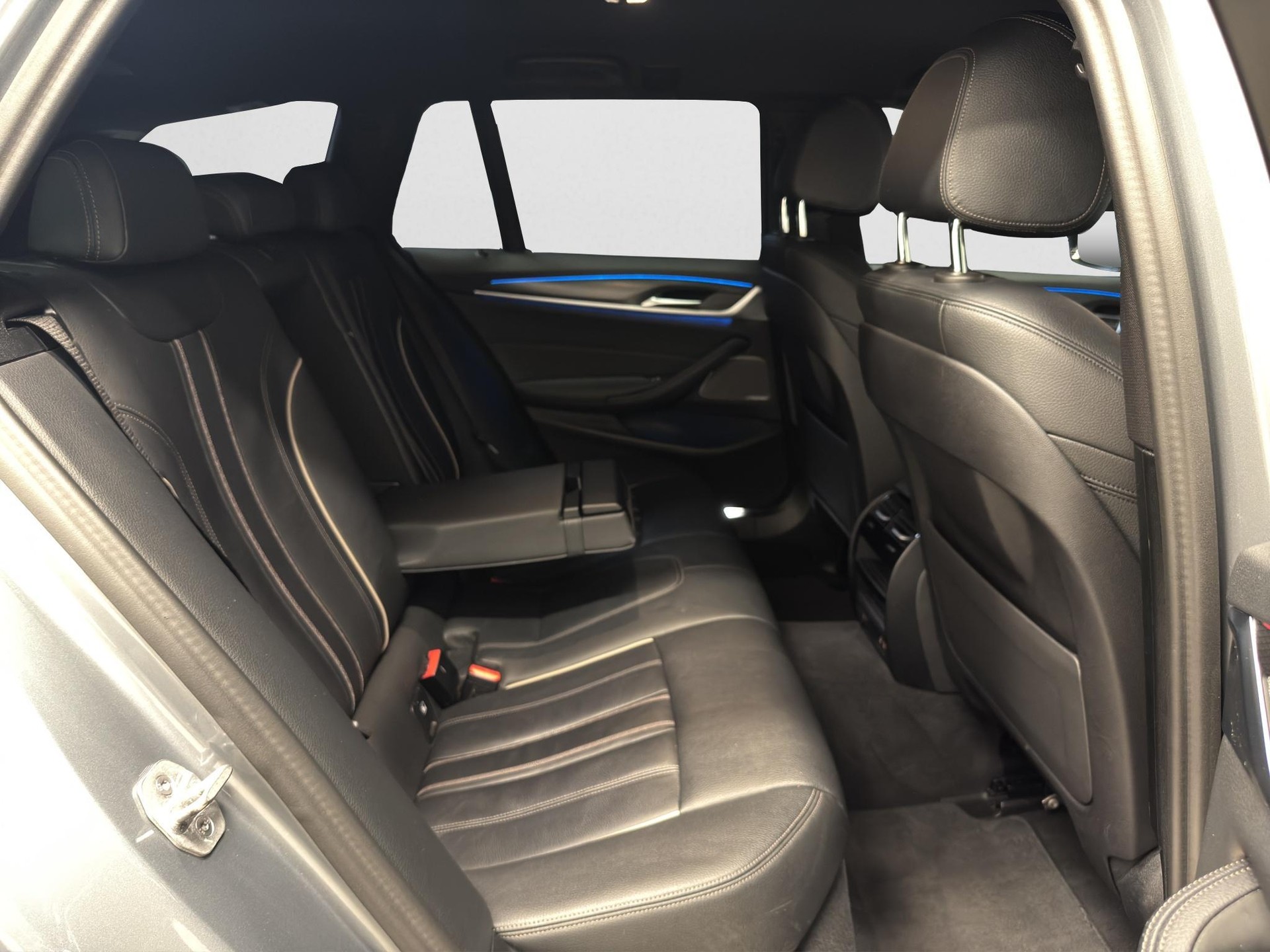 BMW 530e xDrive M-Sport Steptronic-image-12