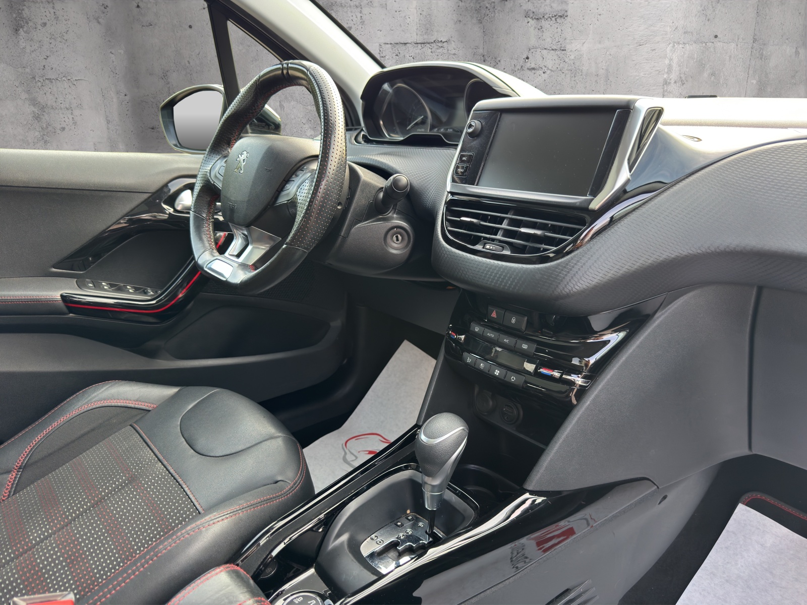 PEUGEOT 2008 1.2 PureTech GT Line EAT6-image-12