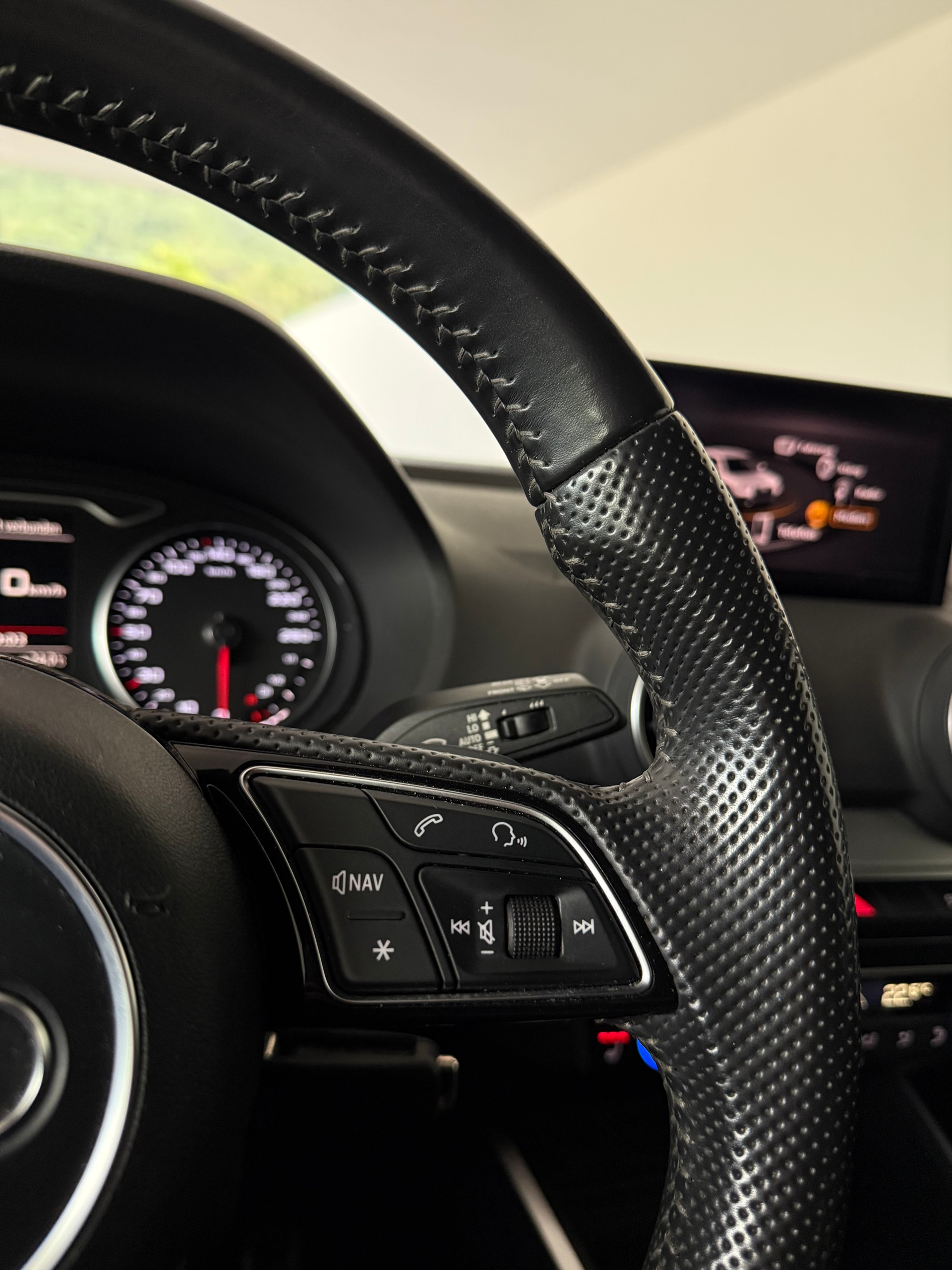 AUDI Q2 2.0 TDI quattro S-tronic S-Line-image-17