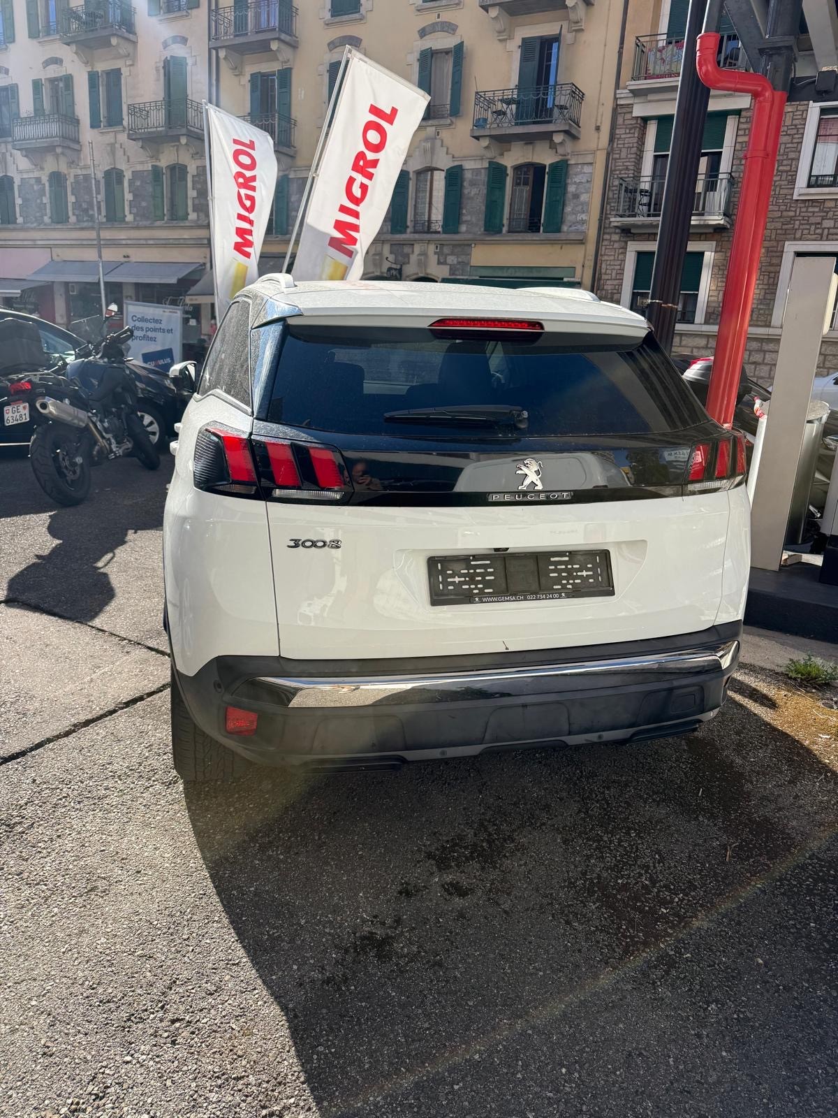 PEUGEOT 3008 1.2 PureTech Business Line EAT-image-2