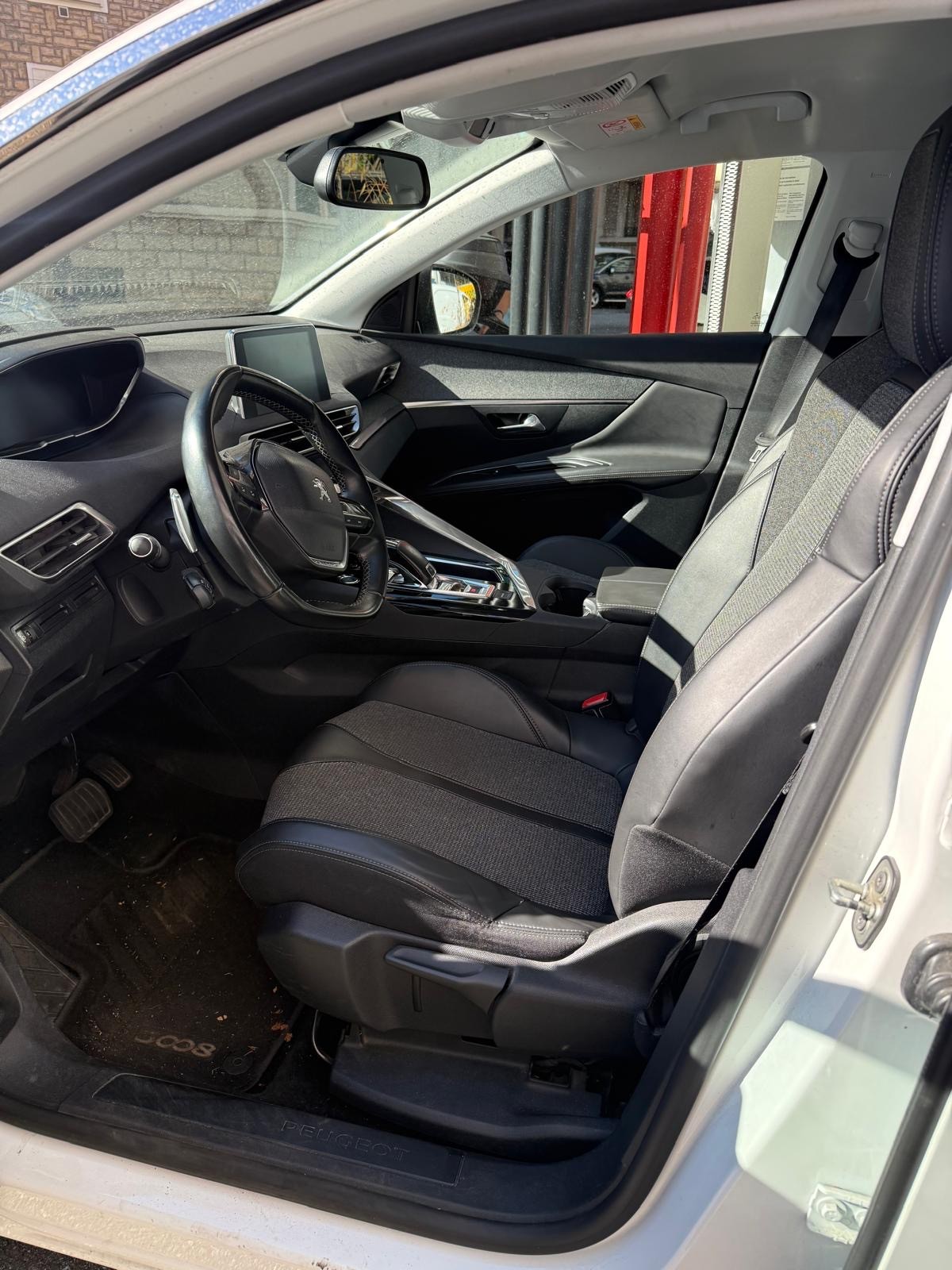 PEUGEOT 3008 1.2 PureTech Business Line EAT-image-4