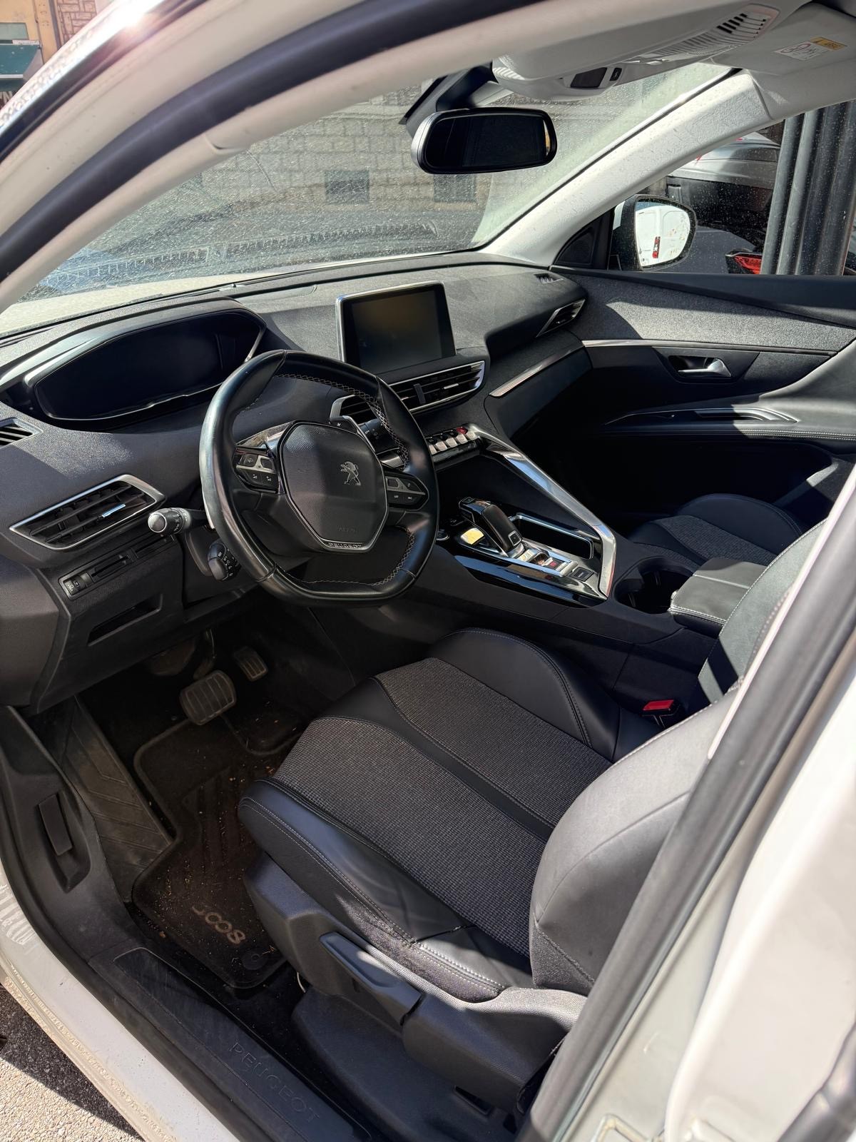 PEUGEOT 3008 1.2 PureTech Business Line EAT-image-3
