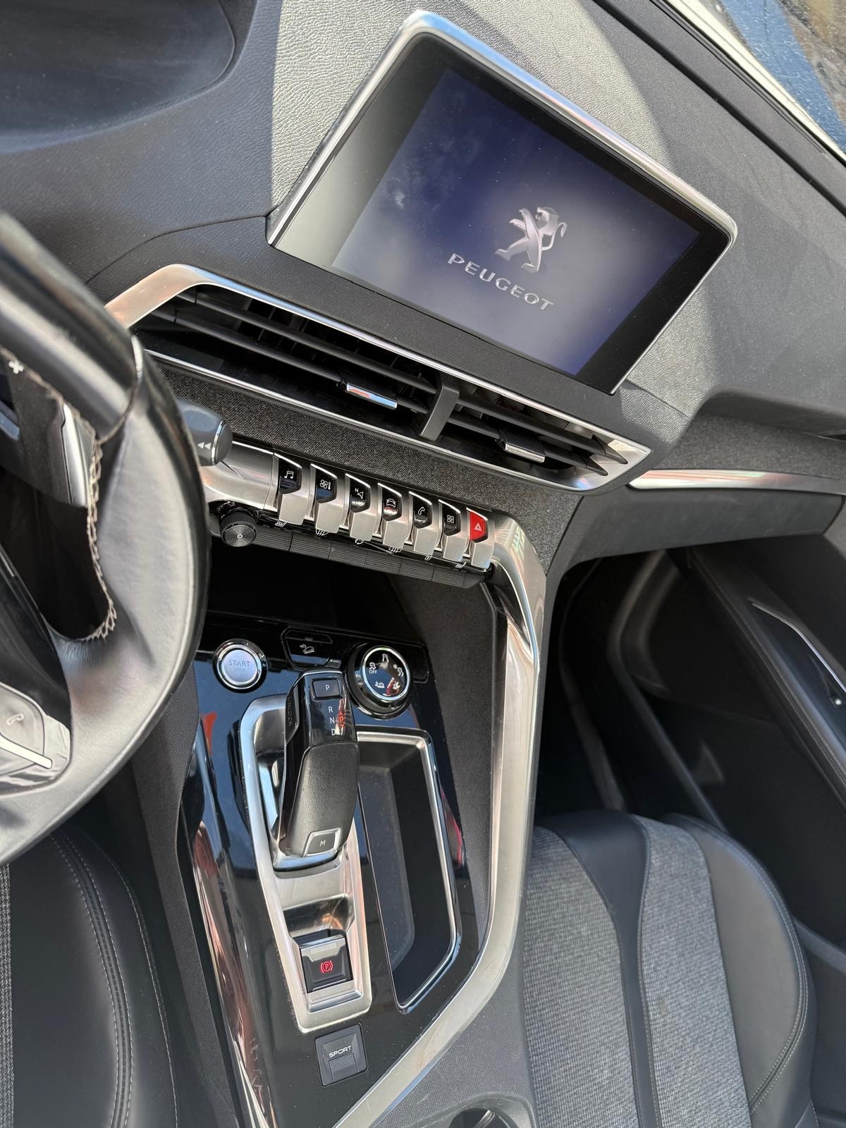 PEUGEOT 3008 1.2 PureTech Business Line EAT-image-5