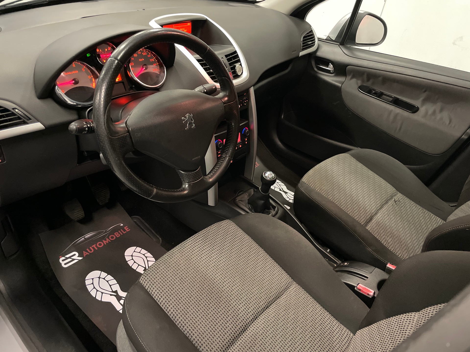 PEUGEOT 207 SW 1.6 16V Active-image-11