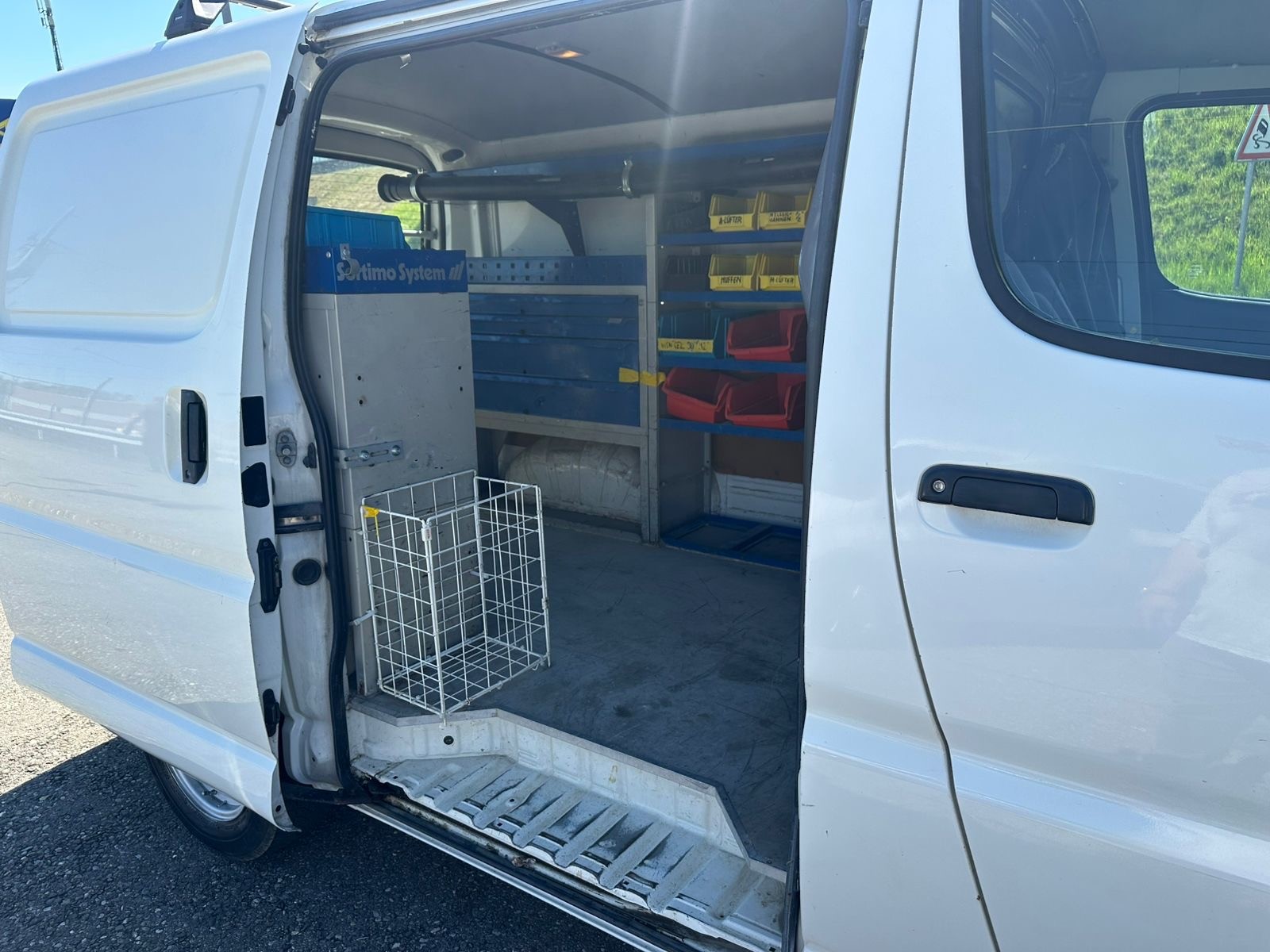 TOYOTA Hiace D-4D Kombi SWB-image-9