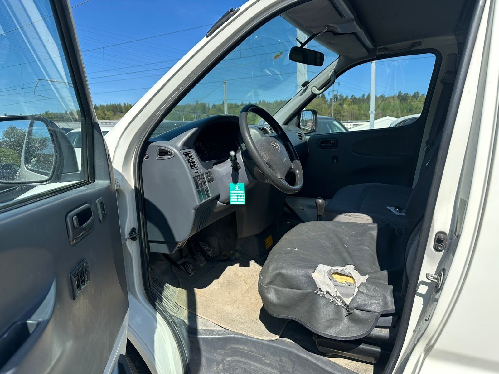 TOYOTA Hiace D-4D Kombi SWB-image-10