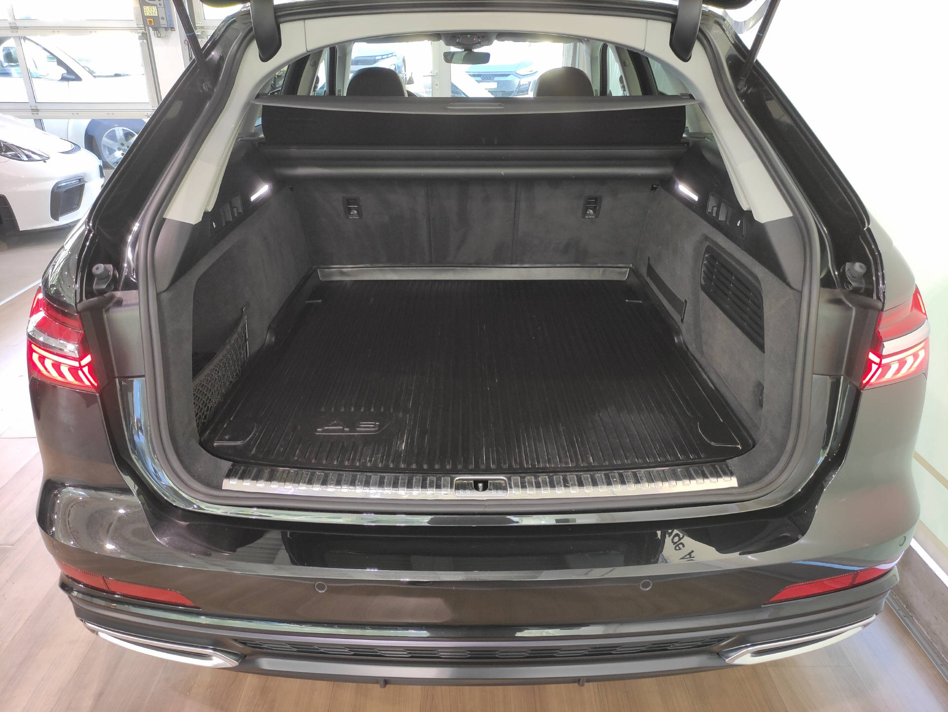 AUDI A6 Avant 55 TFSI S-Line quattro S-Tronic-image-17