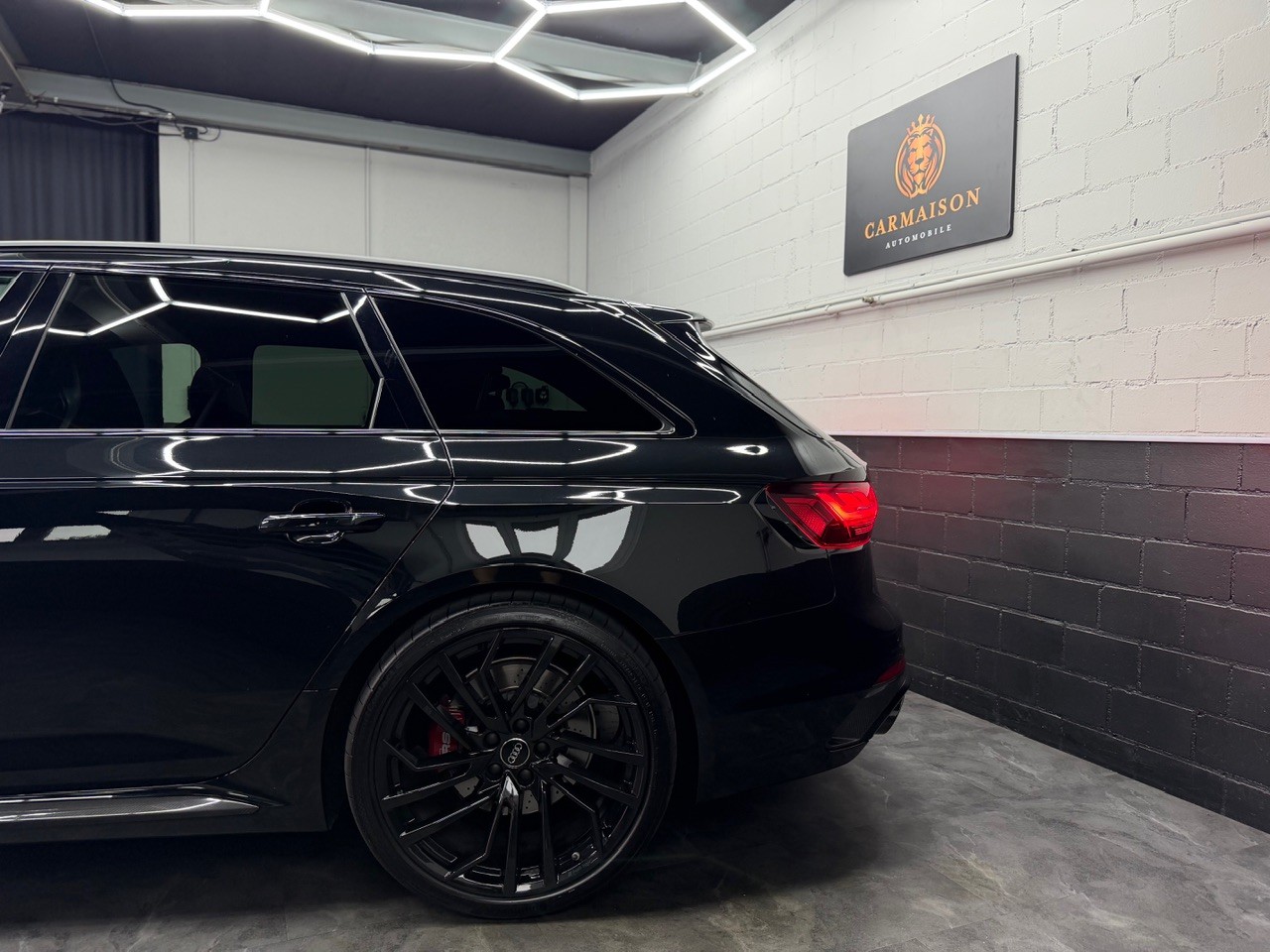 AUDI RS4 Avant quattro | 1. Hand | ACC Tempomat | Head-Up Display | Carbon Interieur&Exterieur | Rückfahrkamera | Bang&Olufsen-image-3