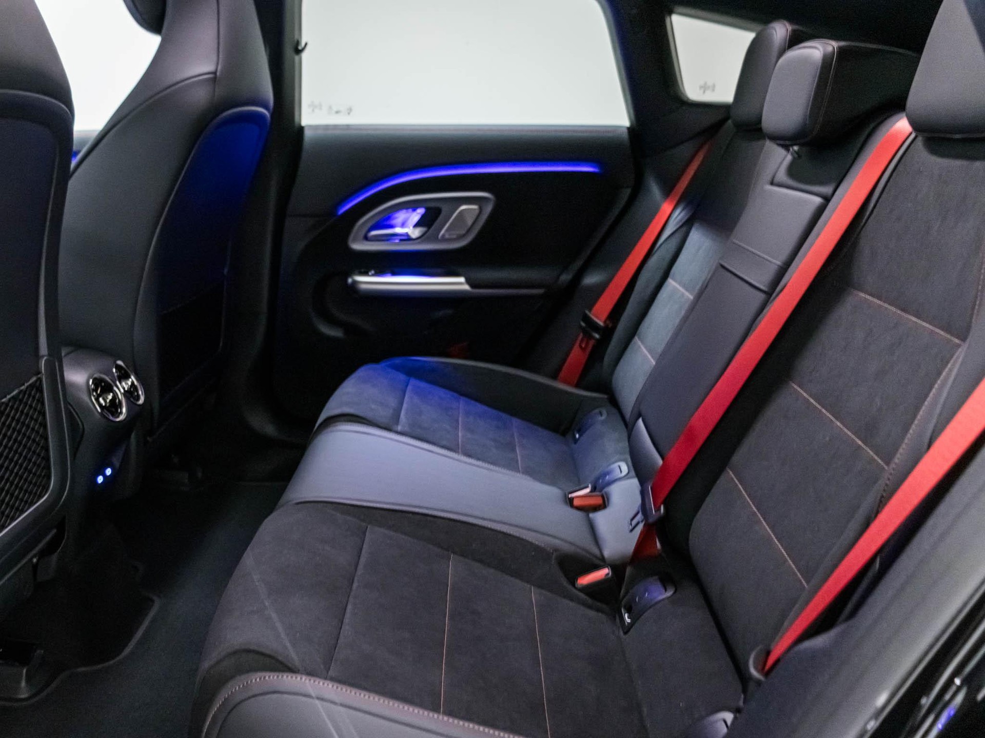 MERCEDES-BENZ CLA 350 4MATIC SB-image-7