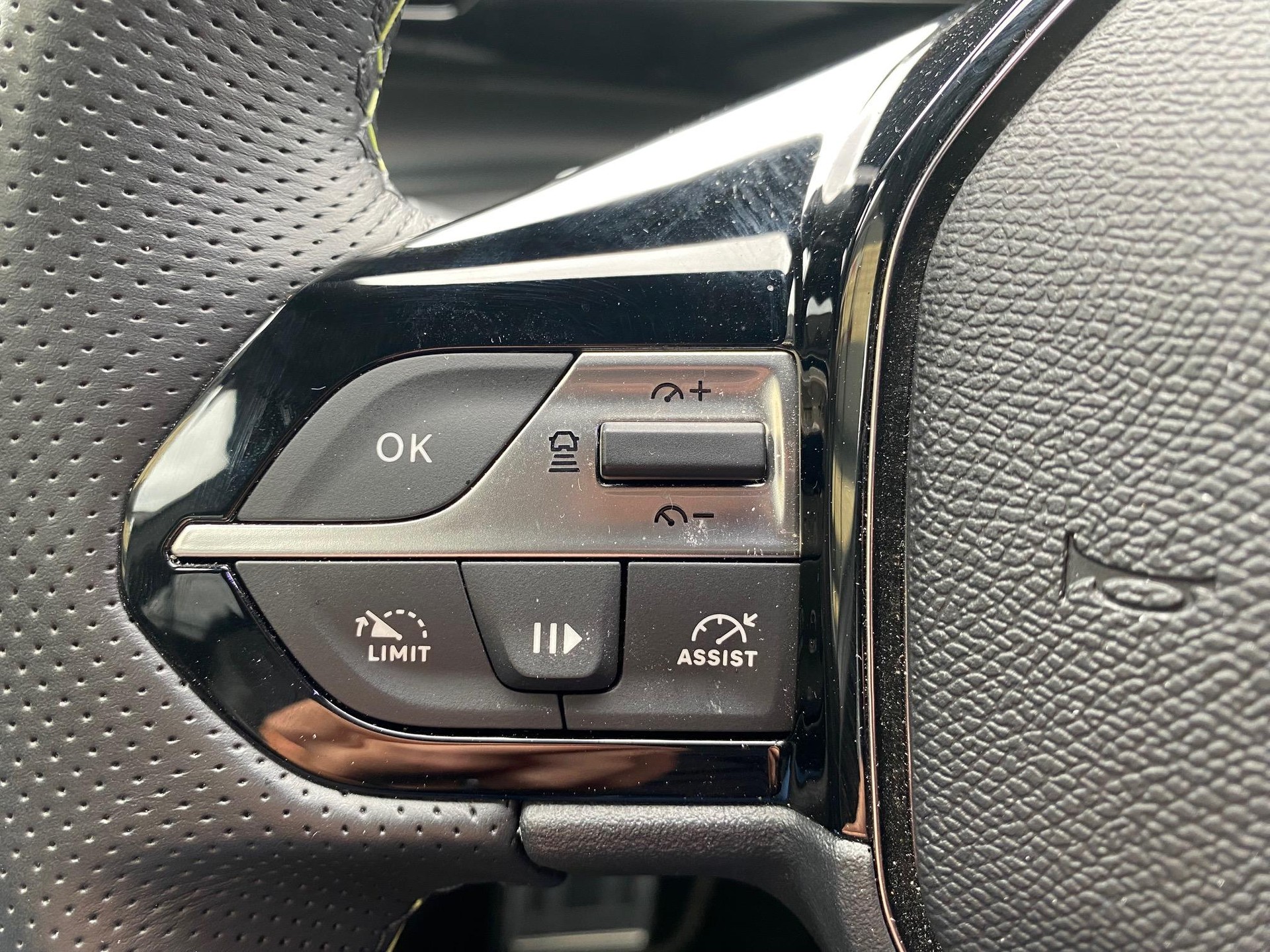 PEUGEOT 308 SW 1.2 Hybrid GT-image-13