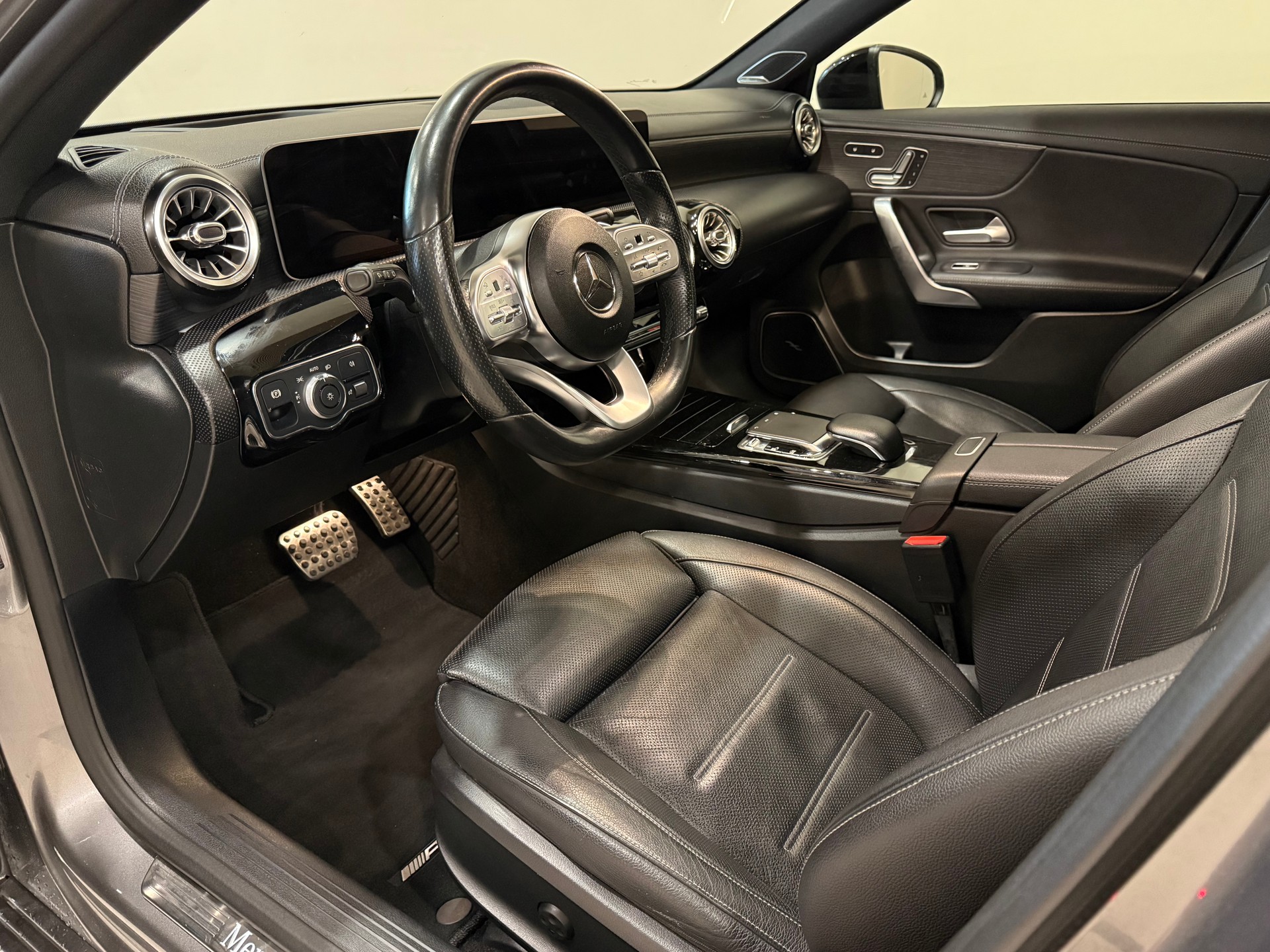 MERCEDES-BENZ A 250 AMG Line 7G-DCT-image-7