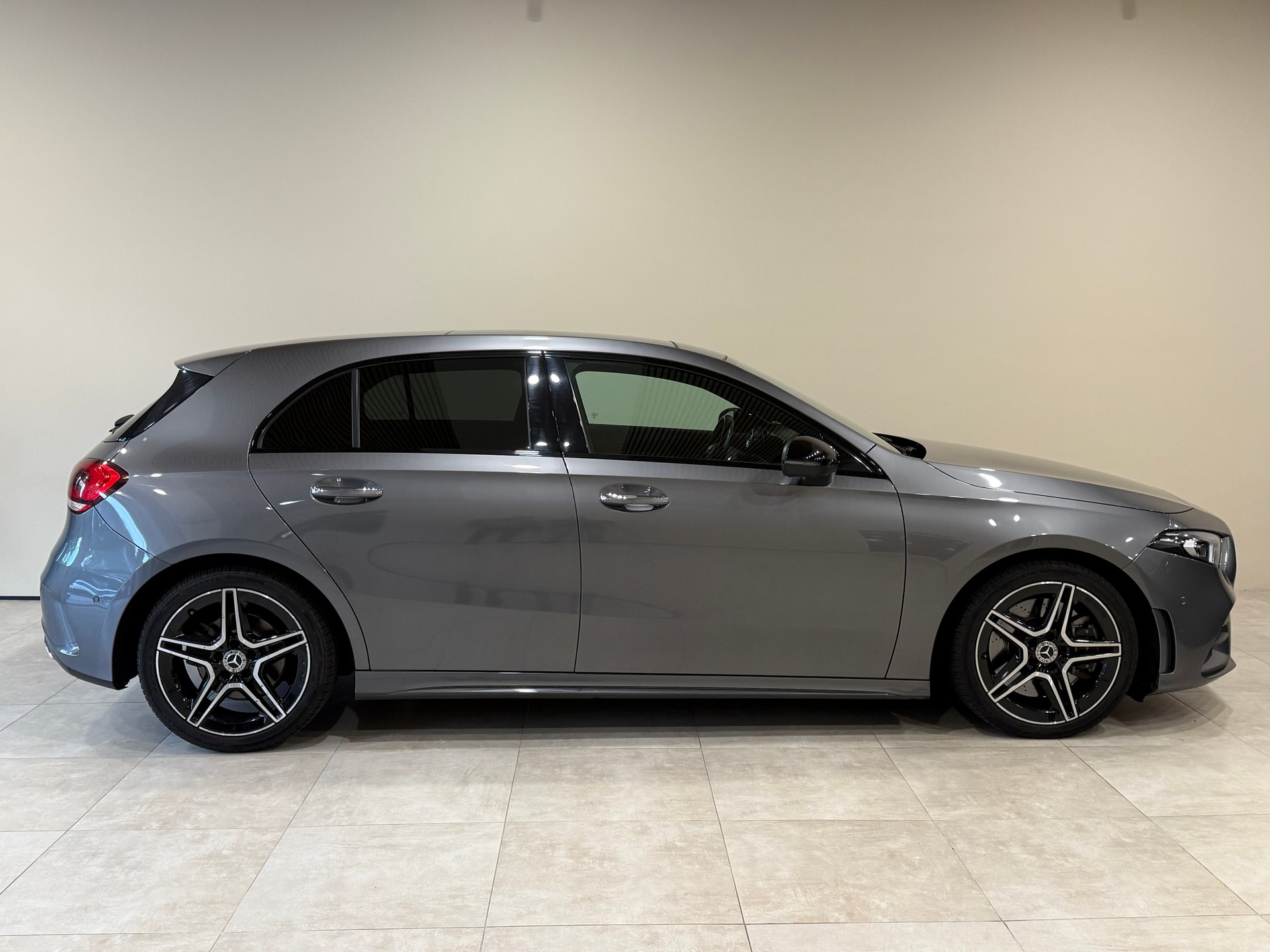 MERCEDES-BENZ A 250 AMG Line 7G-DCT-image-5