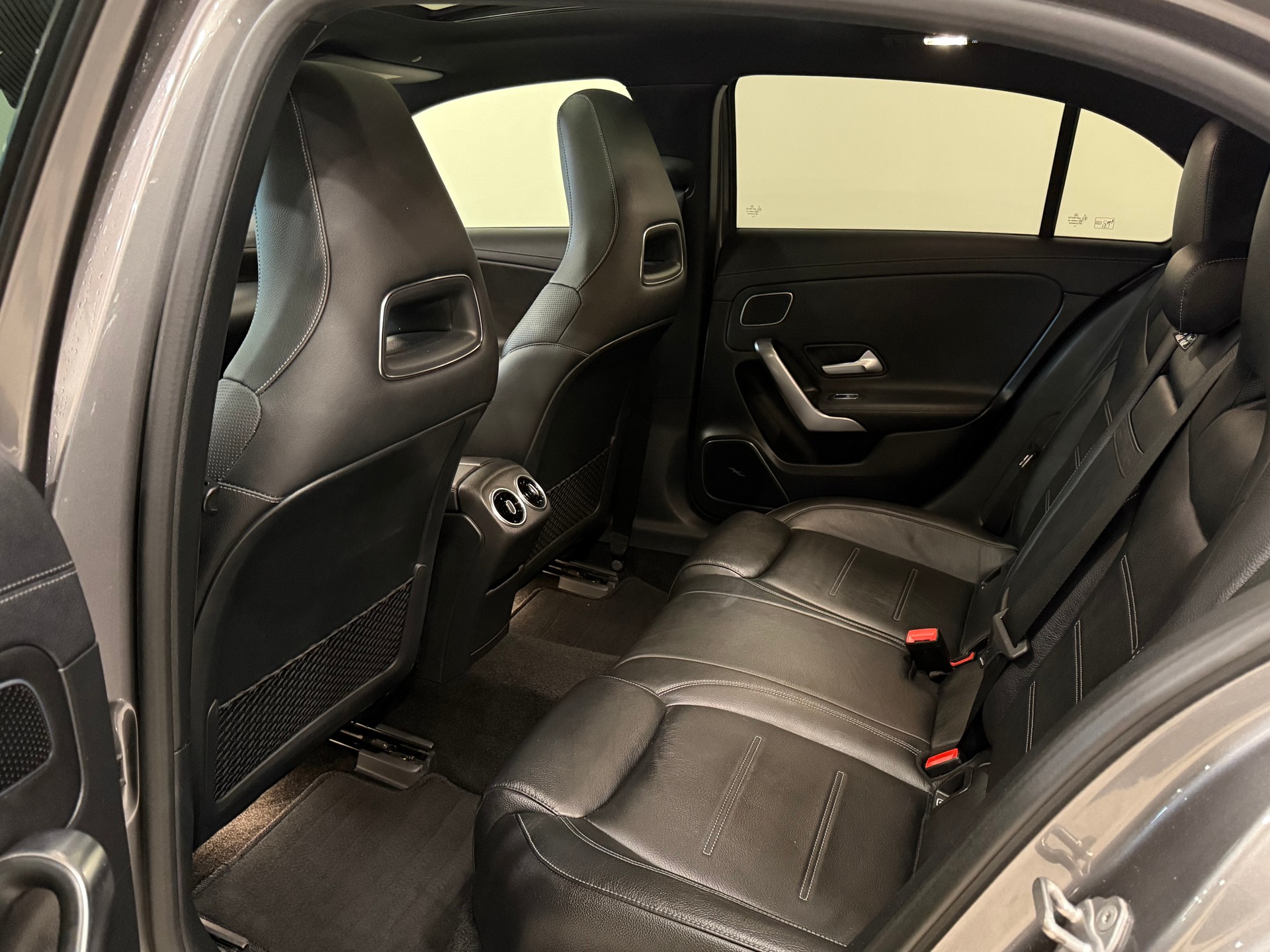 MERCEDES-BENZ A 250 AMG Line 7G-DCT-image-9