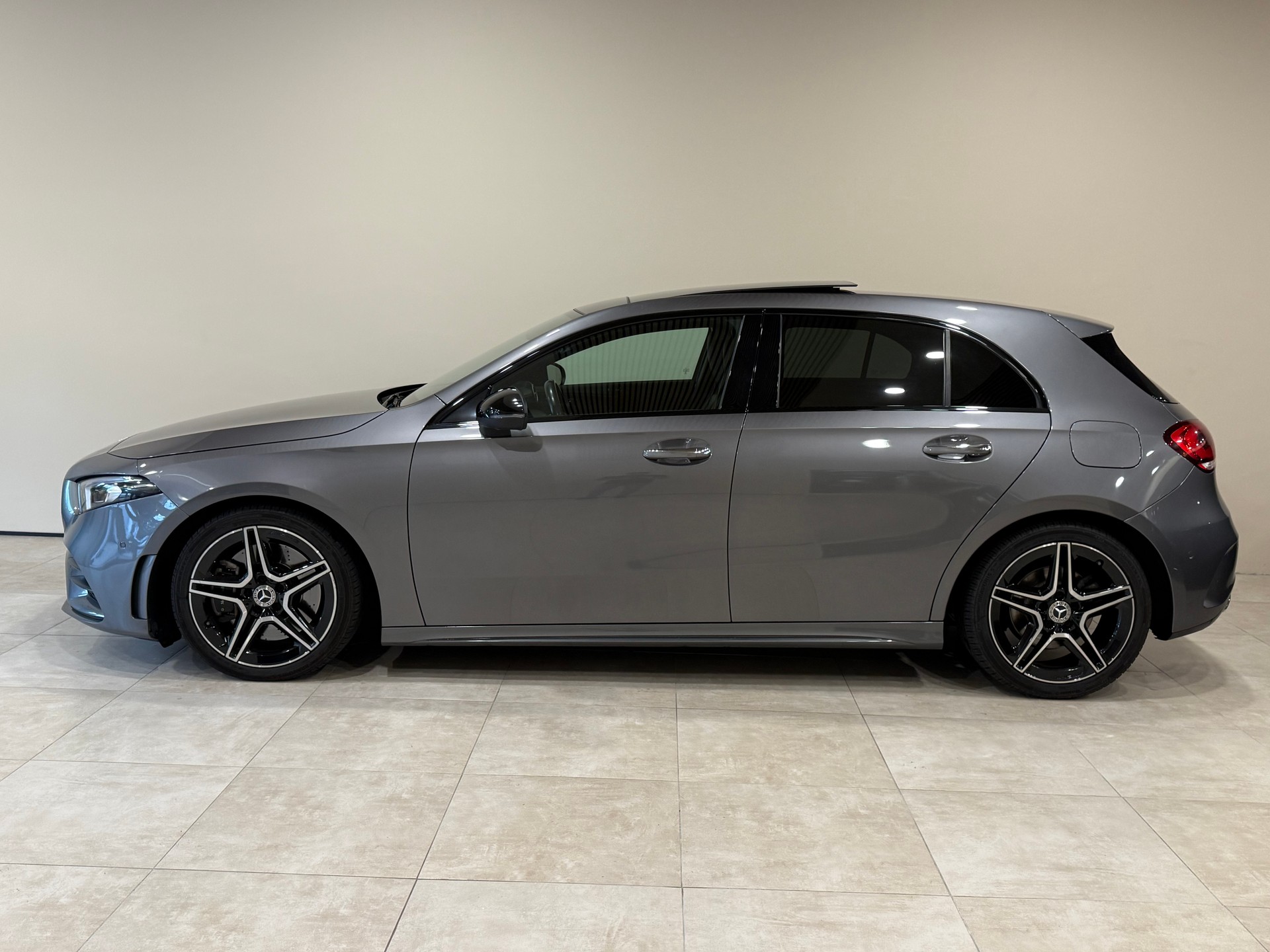 MERCEDES-BENZ A 250 AMG Line 7G-DCT-image-2