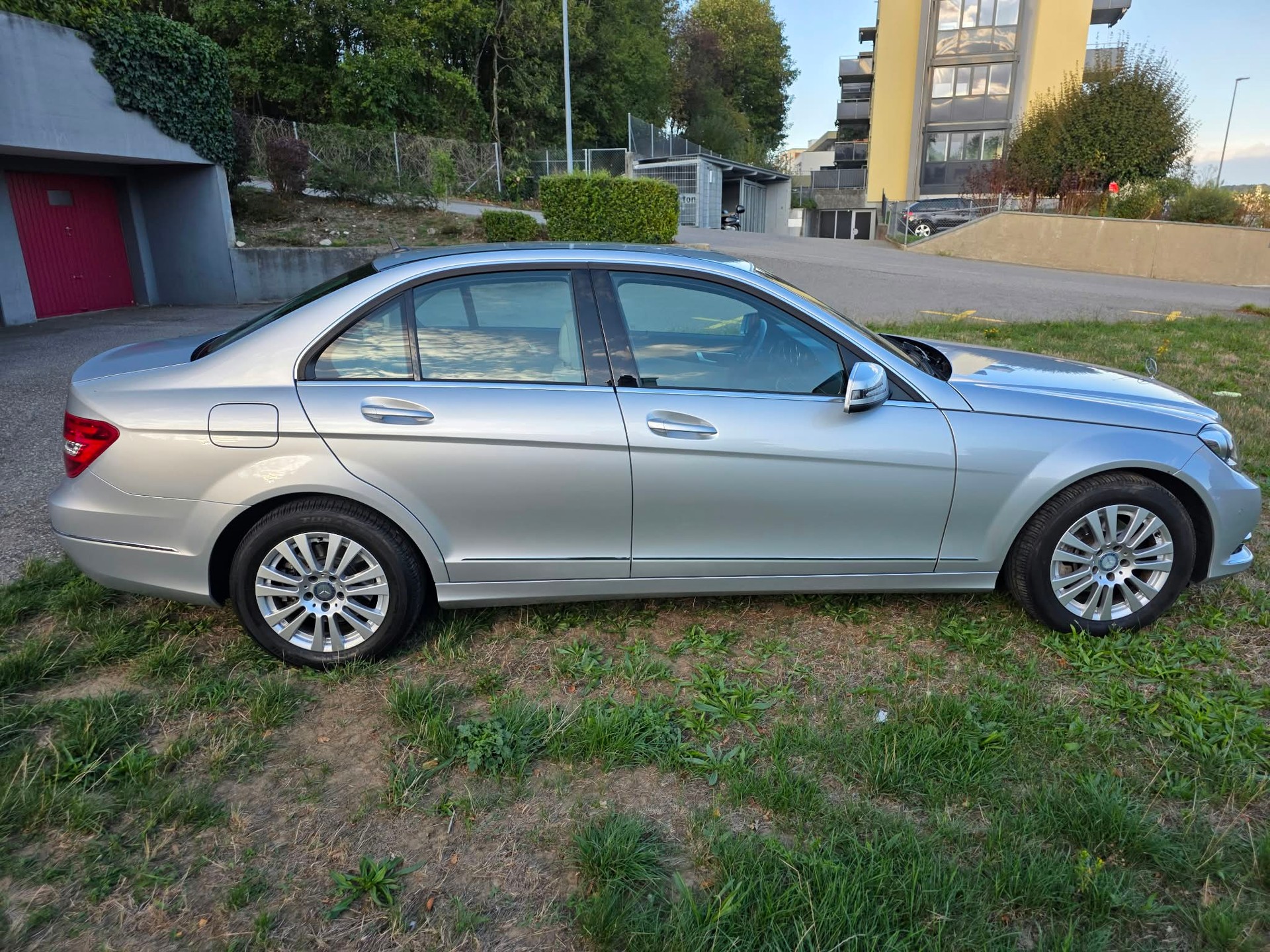MERCEDES-BENZ C 250 CDI Elégance 4Matic 7G-Tronic 44 000 KM CH FAHRZEUG-image-8
