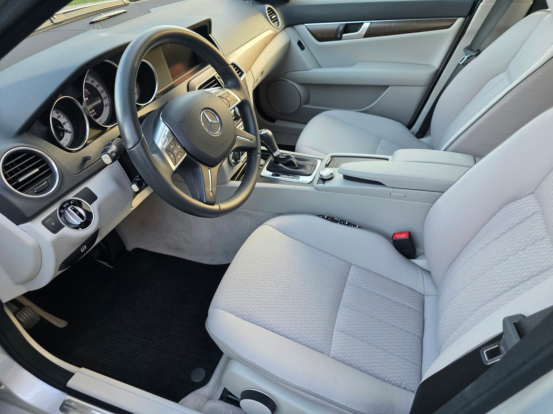 MERCEDES-BENZ C 250 CDI Elégance 4Matic 7G-Tronic 44 000 KM CH FAHRZEUG-image-11