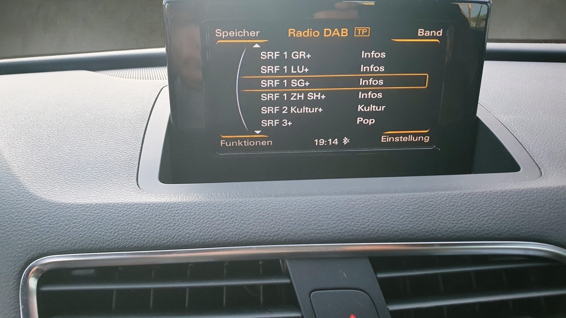 AUDI Q3 2.0 TFSI quattro S-tronic S-Line-image-15