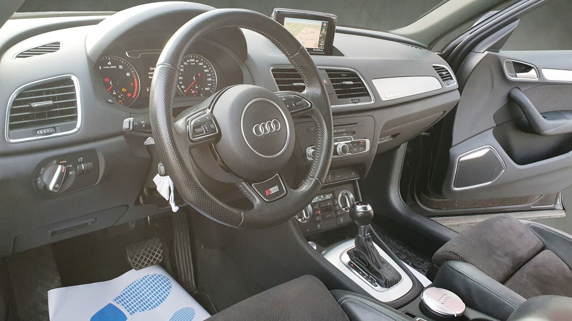 AUDI Q3 2.0 TFSI quattro S-tronic S-Line-image-9