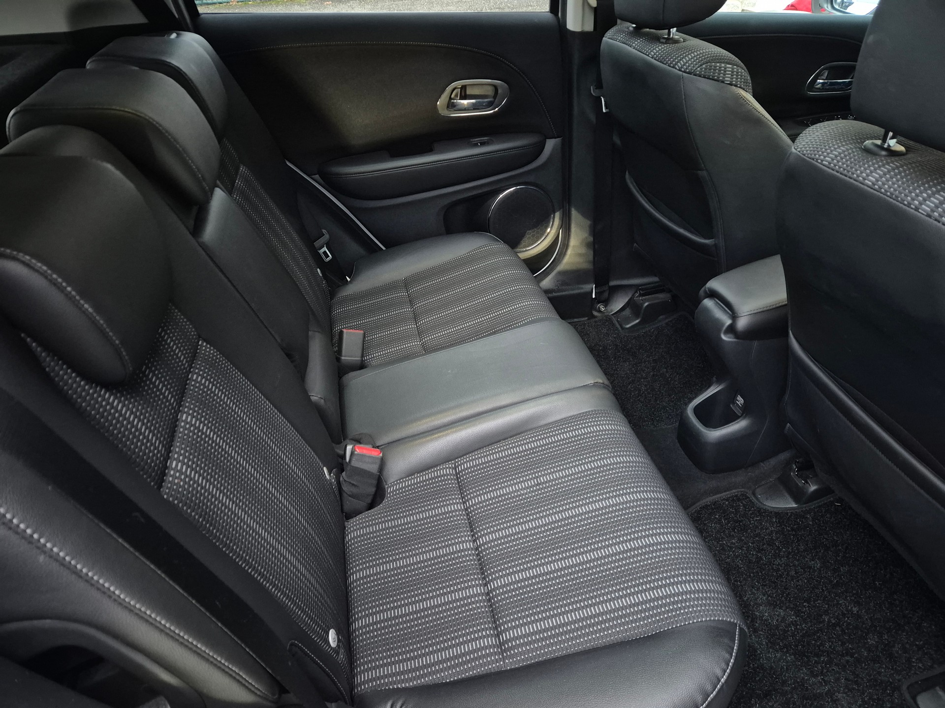 HONDA HR-V 1.6i-DTEC Executive-image-13