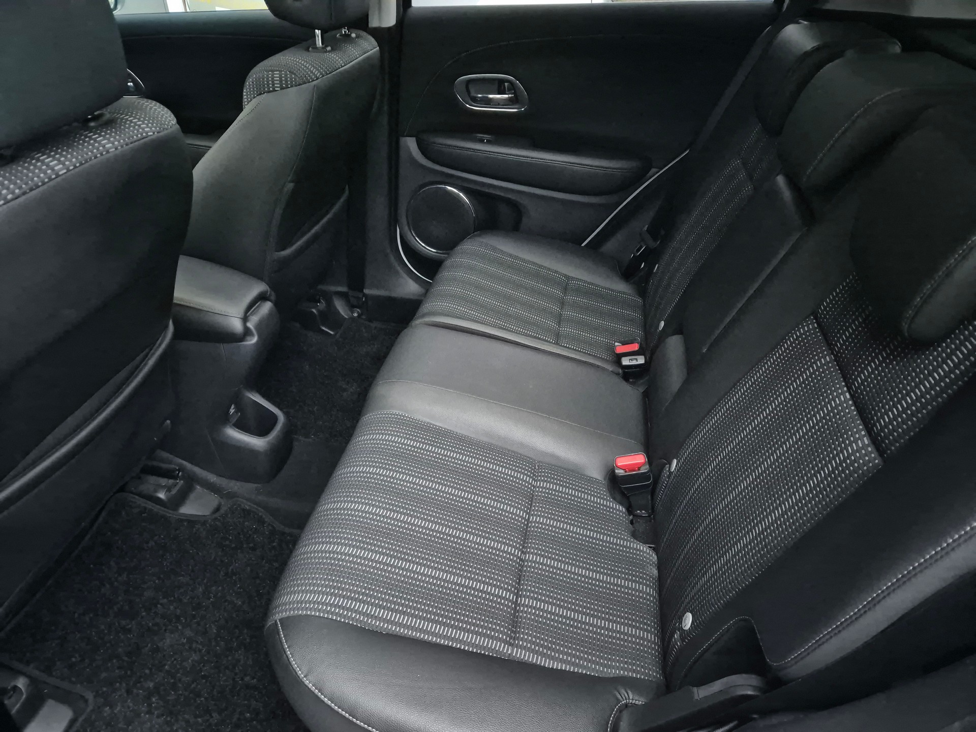 HONDA HR-V 1.6i-DTEC Executive-image-12