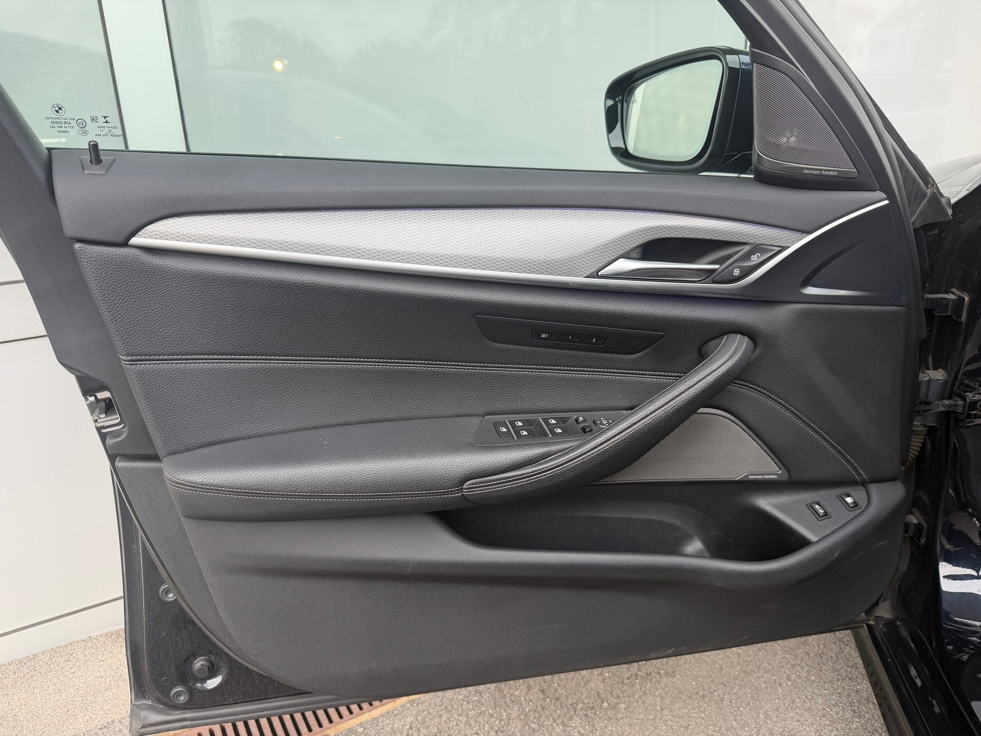 BMW 530e xDrive Steptronic-image-10