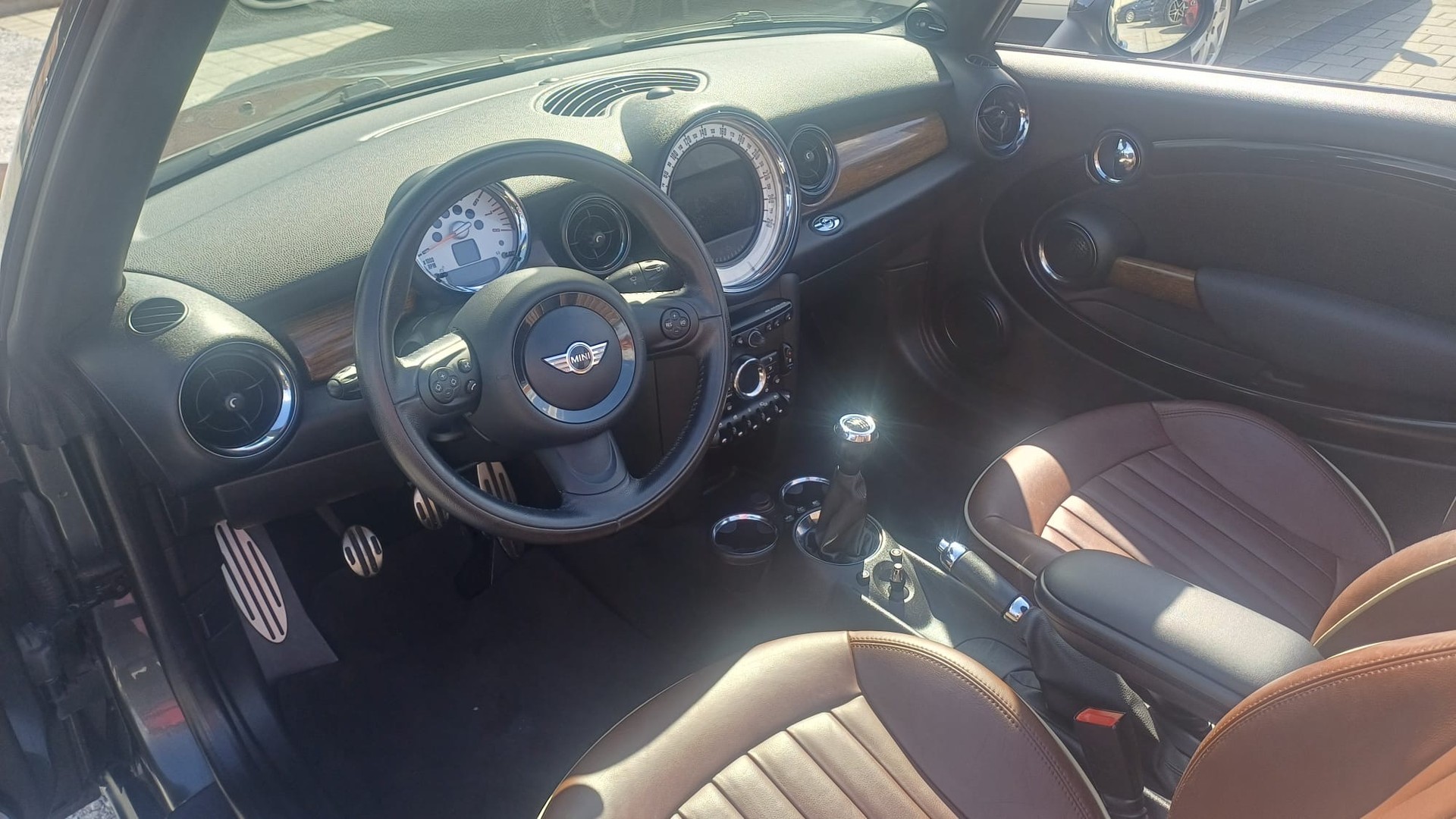 MINI Mini Cooper S Cabrio-image-11
