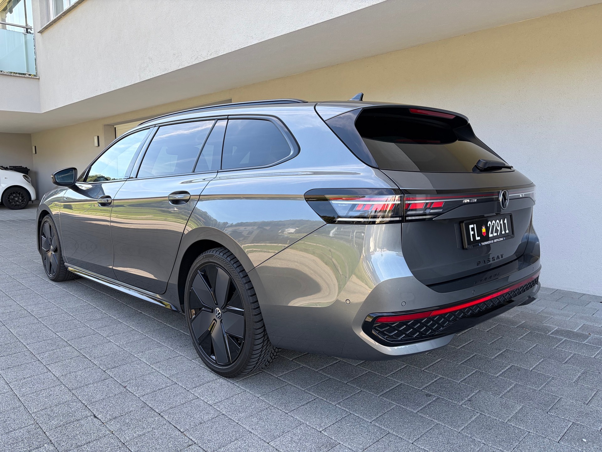 VW 2.0 TDI R-Line DSG 4motion - Allrad 4x4-image-1