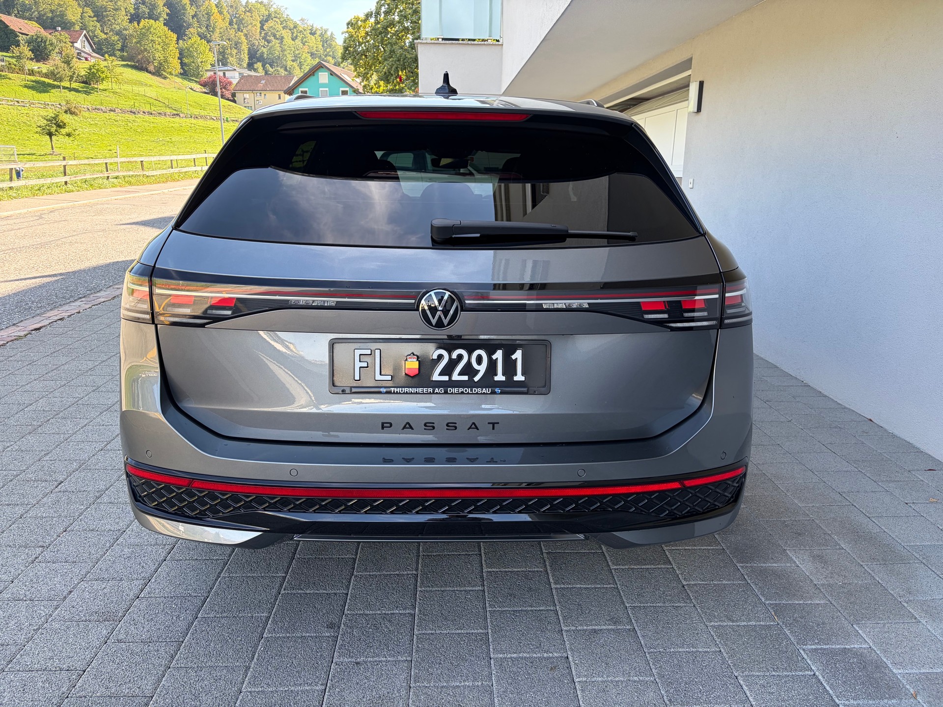 VW 2.0 TDI R-Line DSG 4motion - Allrad 4x4-image-2