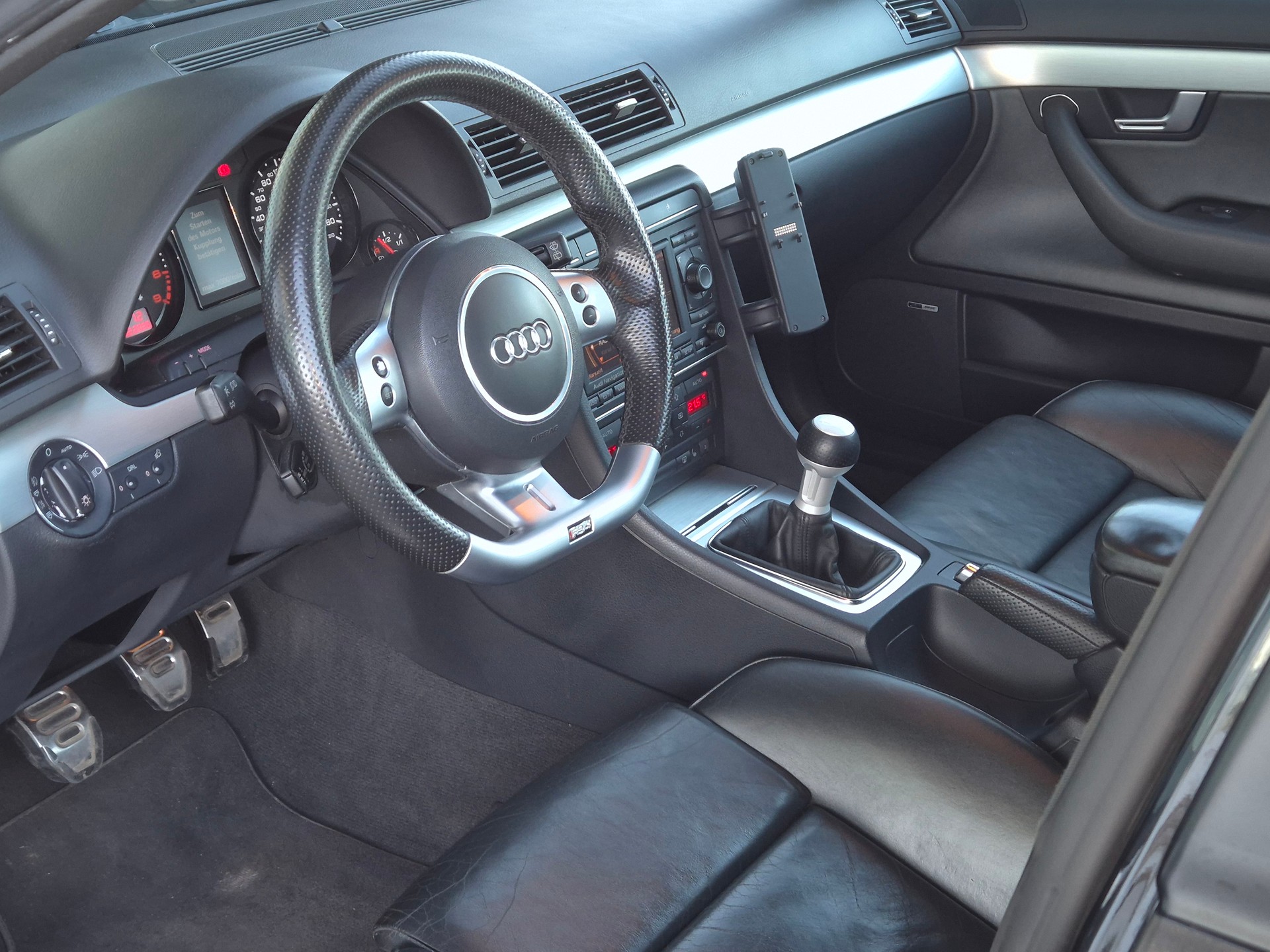 AUDI RS4 Avant 4.2 V8 quattro-image-19