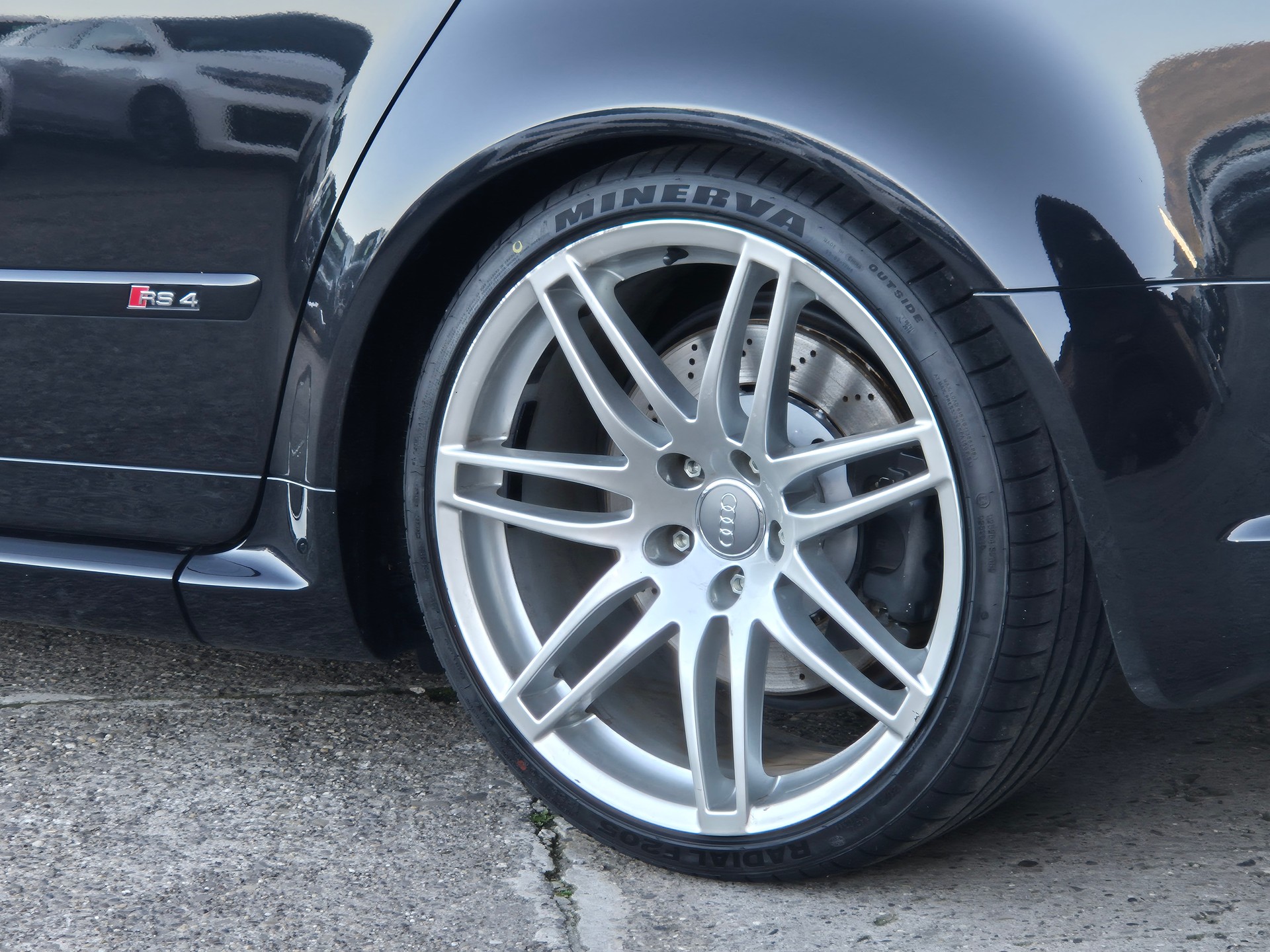 AUDI RS4 Avant 4.2 V8 quattro-image-17