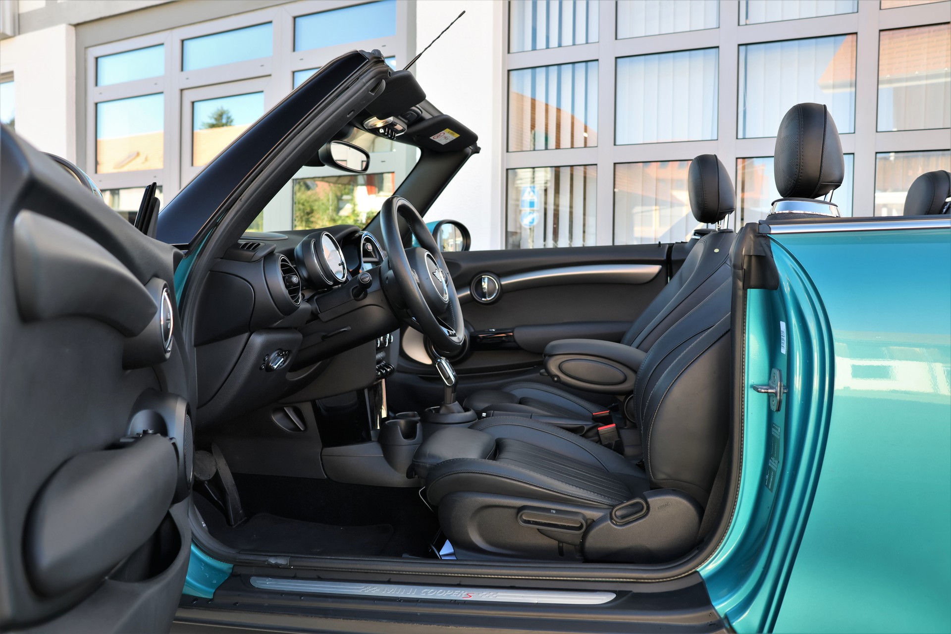 MINI Cooper S Brighton Cabriolet DKG (CH) *Carribbean Aqua Blue*-image-15