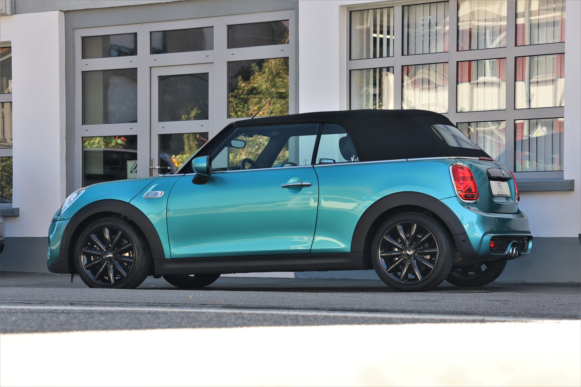 MINI Cooper S Brighton Cabriolet DKG (CH) *Carribbean Aqua Blue*-image-3