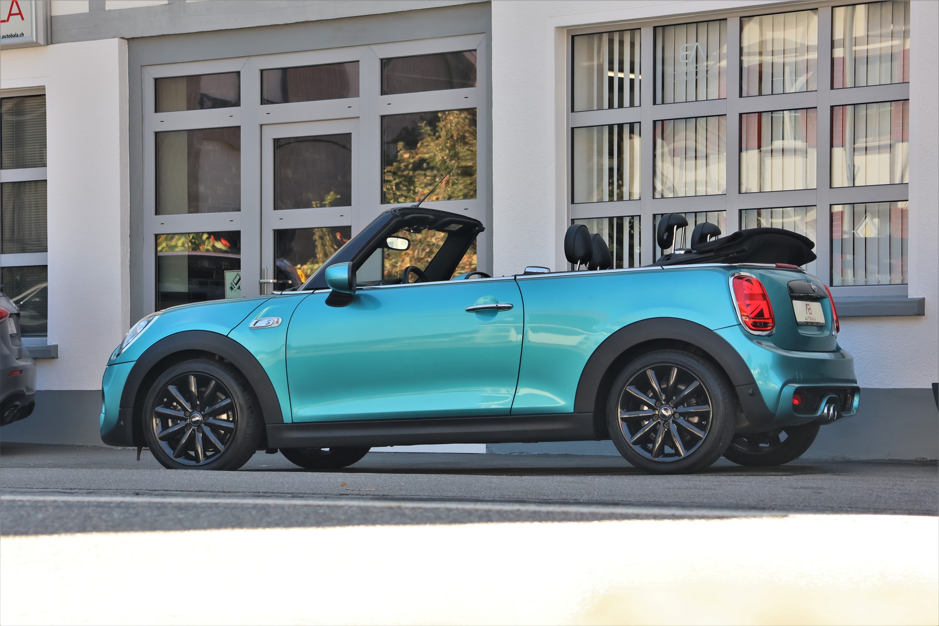 MINI Cooper S Brighton Cabriolet DKG (CH) *Carribbean Aqua Blue*-image-10