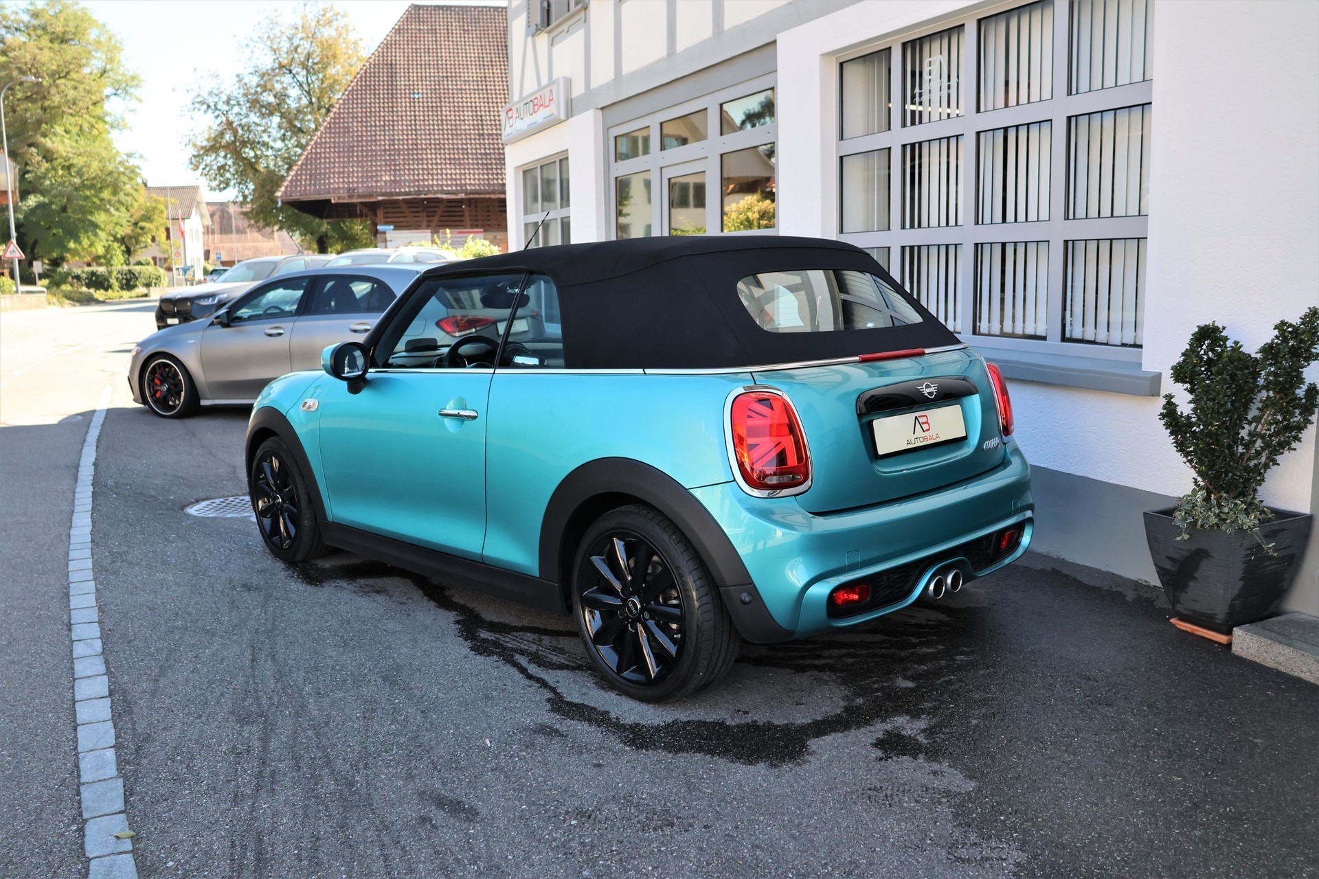 MINI Cooper S Brighton Cabriolet DKG (CH) *Carribbean Aqua Blue*-image-6