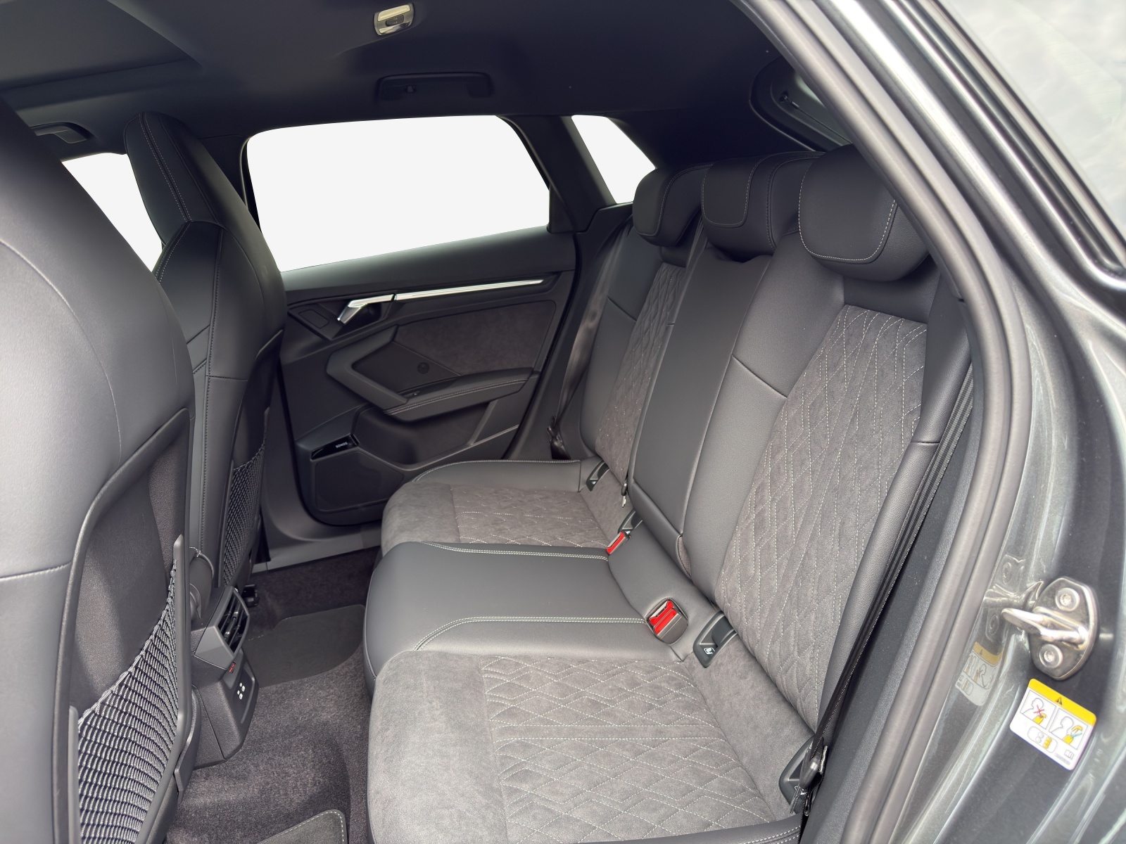 AUDI A3 Sportback TFSI 110 kW S line Attraction S tronic-image-11