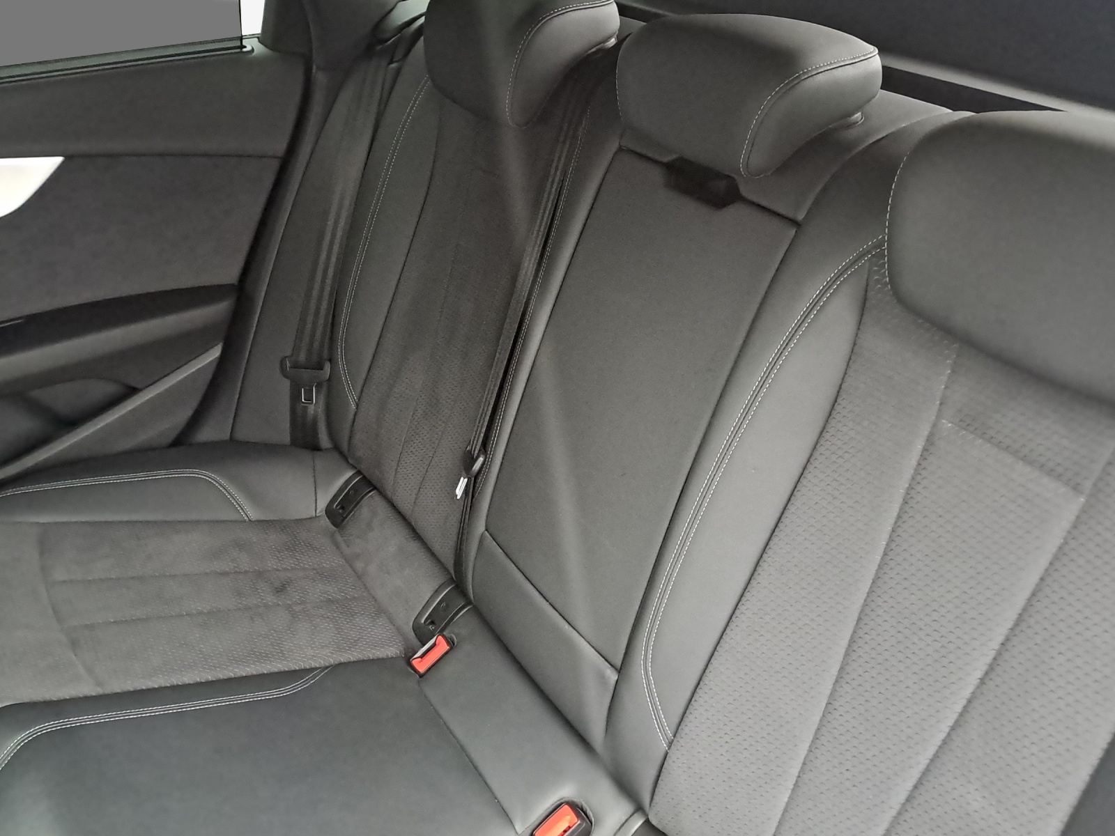 AUDI A4 Avant 40 TDI S line Attraction quattro S-tronic-image-11