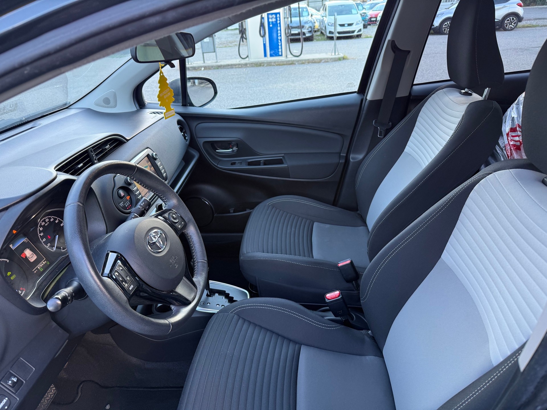 TOYOTA Yaris 1.5 VVT-i Hybrid Premium e-CVT-image-10