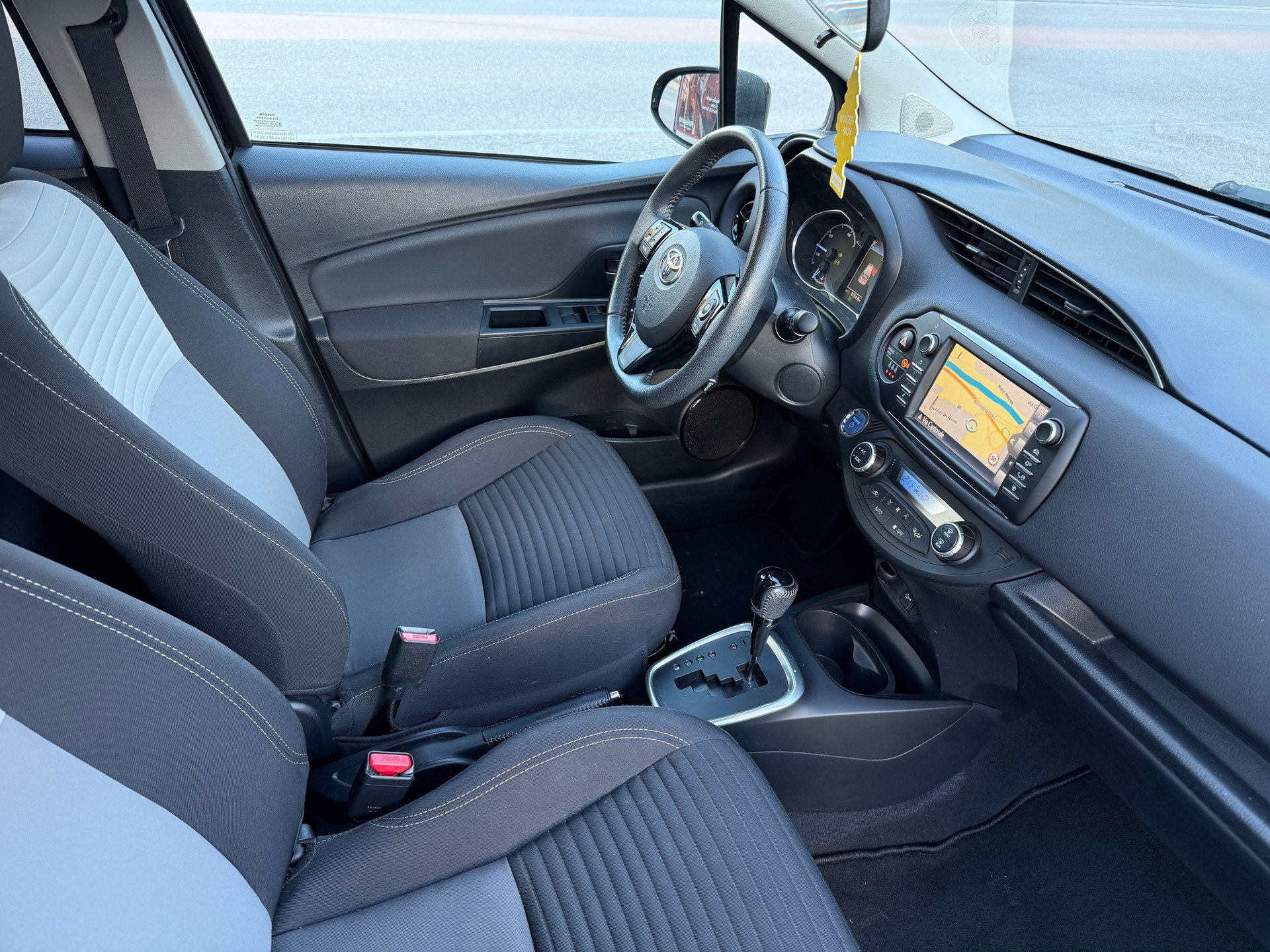 TOYOTA Yaris 1.5 VVT-i Hybrid Premium e-CVT-image-8