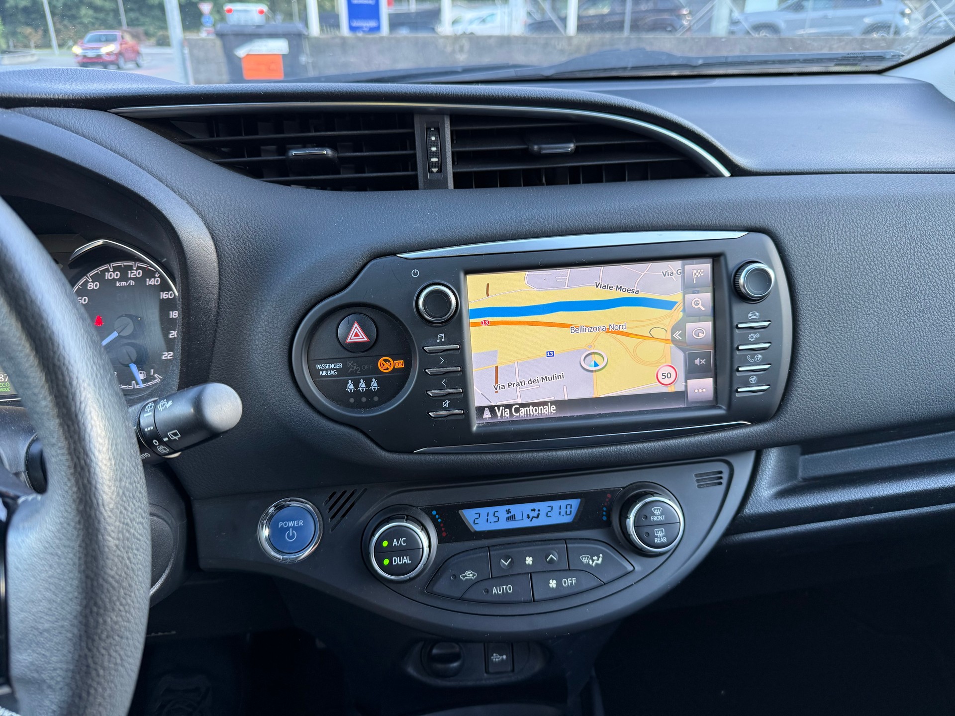 TOYOTA Yaris 1.5 VVT-i Hybrid Premium e-CVT-image-13