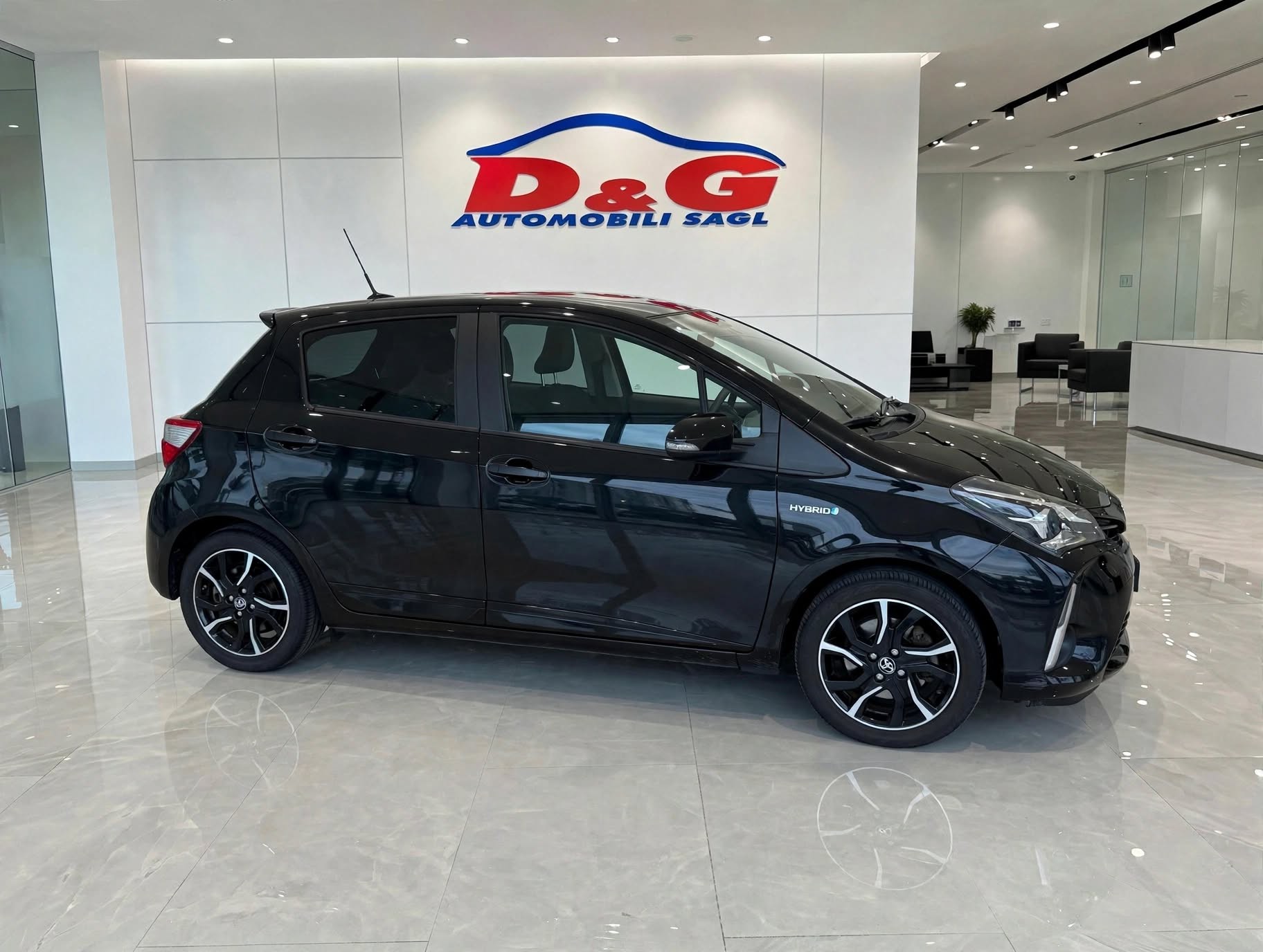 TOYOTA Yaris 1.5 VVT-i Hybrid Premium e-CVT-image-0