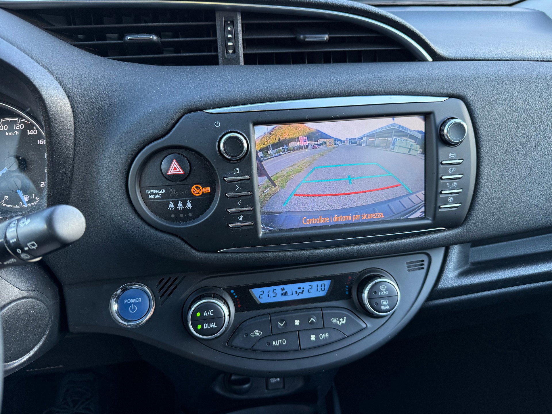 TOYOTA Yaris 1.5 VVT-i Hybrid Premium e-CVT-image-12