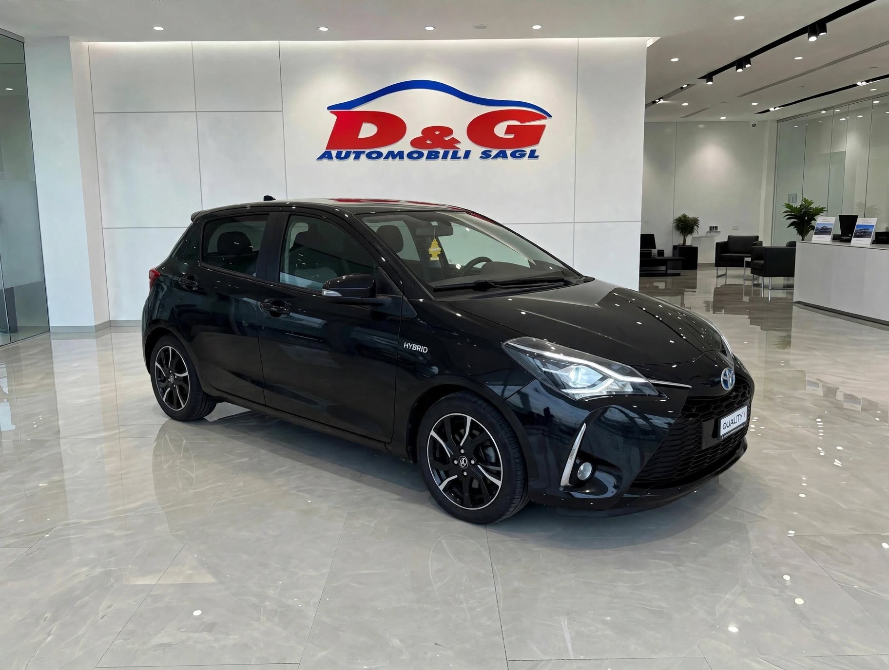 TOYOTA Yaris 1.5 VVT-i Hybrid Premium e-CVT-image-1
