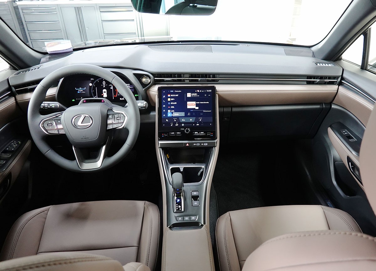 LEXUS LBX FWD Elegant CVT LEDER BRAUN-image-8