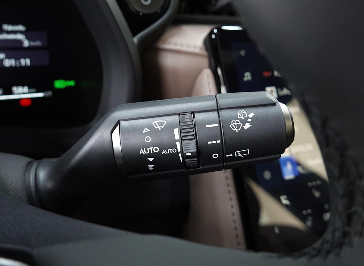 LEXUS LBX FWD Elegant CVT LEDER BRAUN-image-14