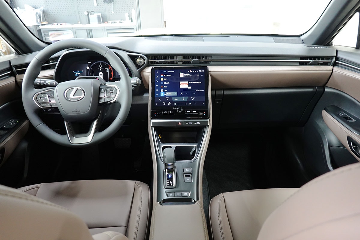 LEXUS LBX FWD Elegant CVT LEDER BRAUN-image-9