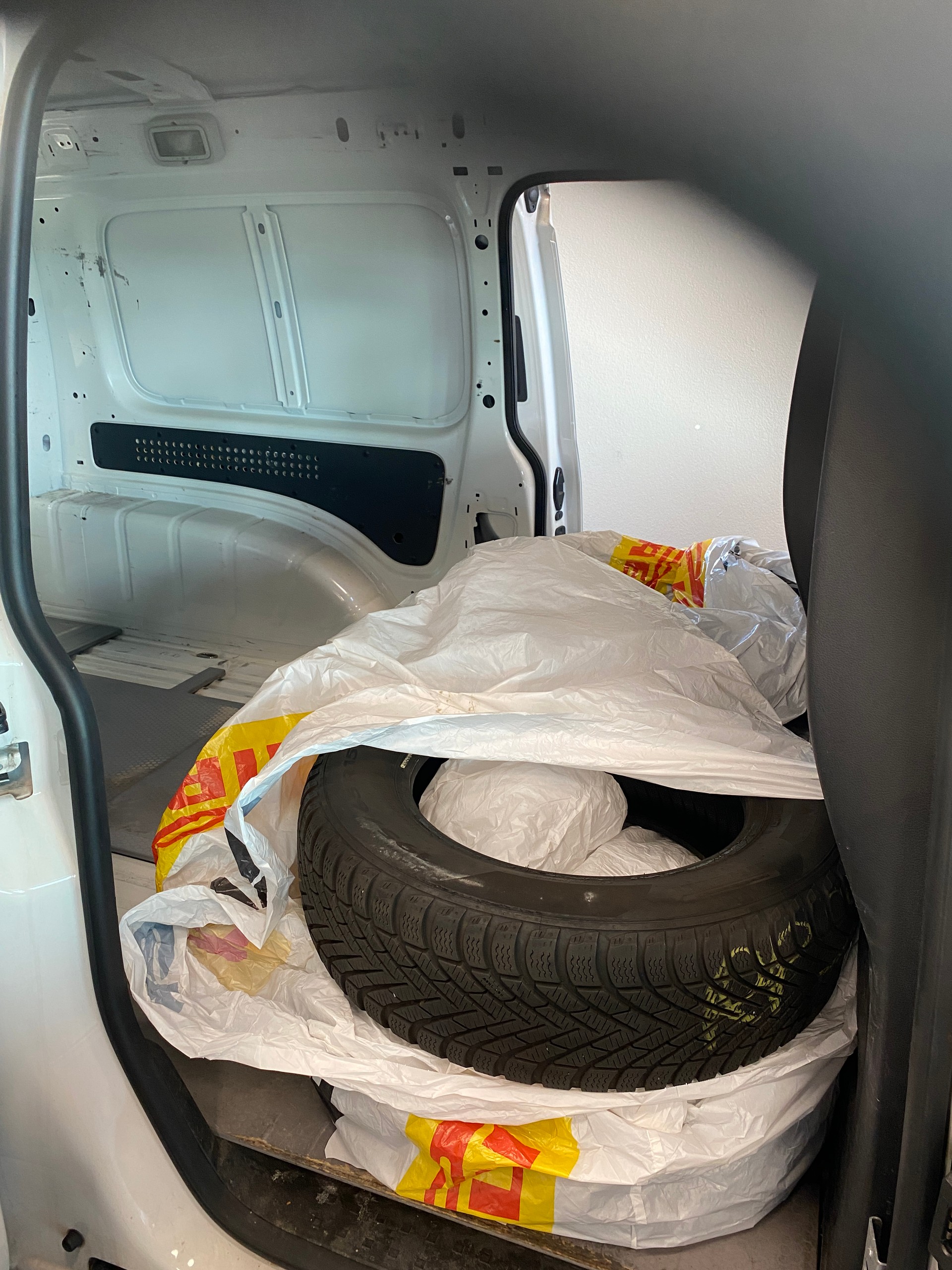 VW Caddy Maxi 2.0TDI 4Motion BlueMotion Technology-image-6