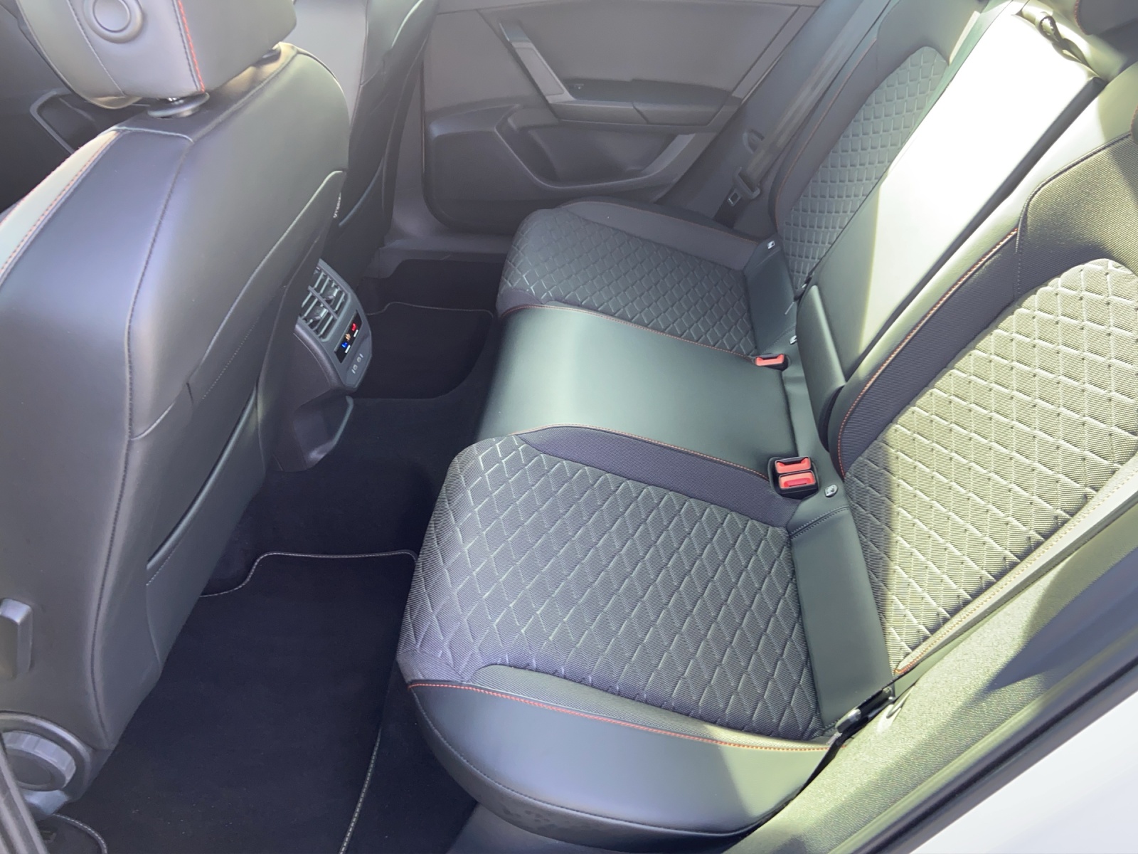 SEAT Leon 1.5 Eco TSI ACT Hola FR-image-9