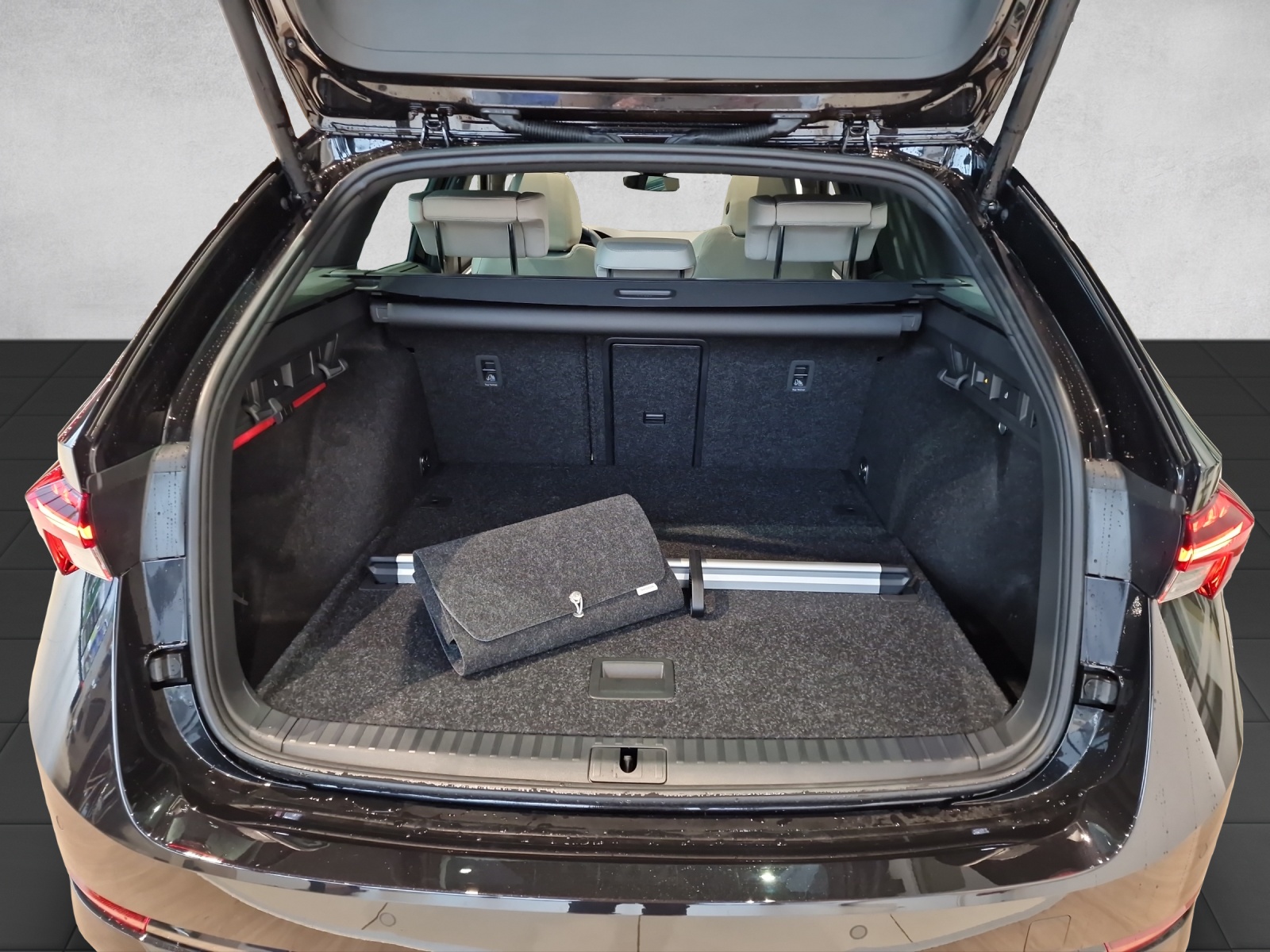 SKODA Octavia Combi 2.0 TDI DSG Style 4x4-image-10