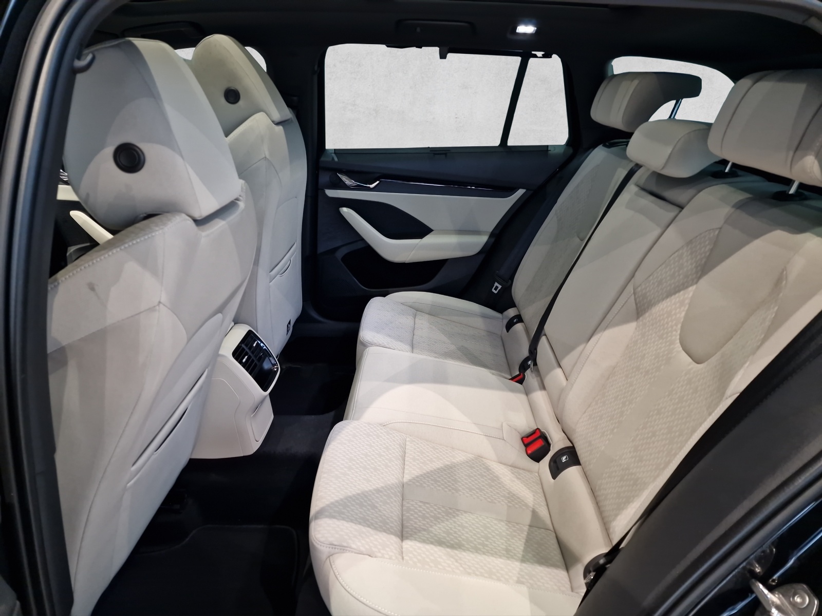 SKODA Octavia Combi 2.0 TDI DSG Style 4x4-image-7